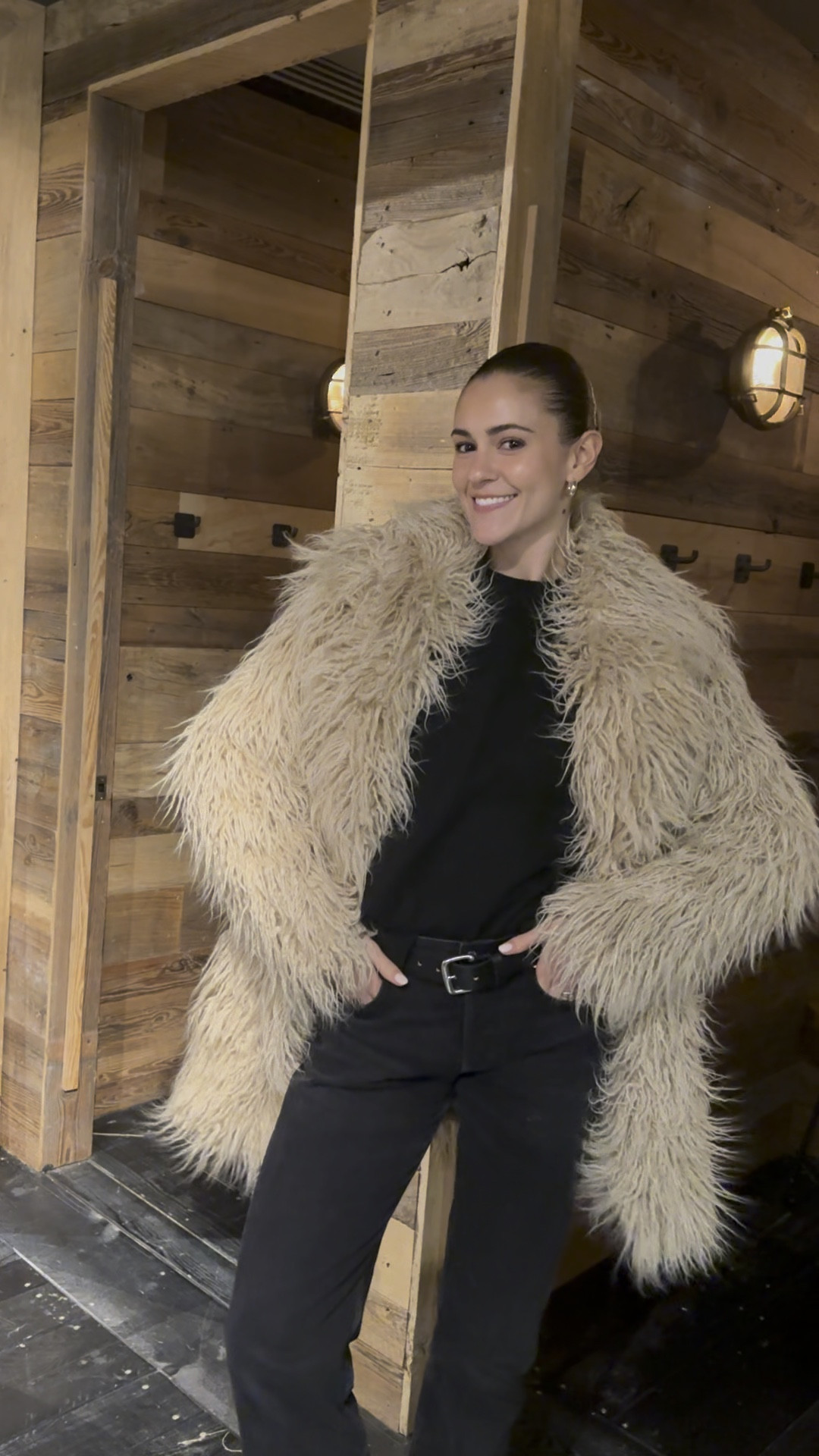 How amazing is this coat? I’ve sized up a few times so it’s really oversized. I ended up getting an XL for a really baggy fit 🖤🤍

#LTKVideo #LTKstyletip #LTKSeasonal