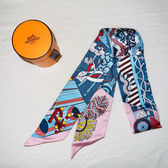 Hermes De l'Ombrelle aux Duels Twilly Scarf in Bleu Moyen / Rose Pale | Poshmark