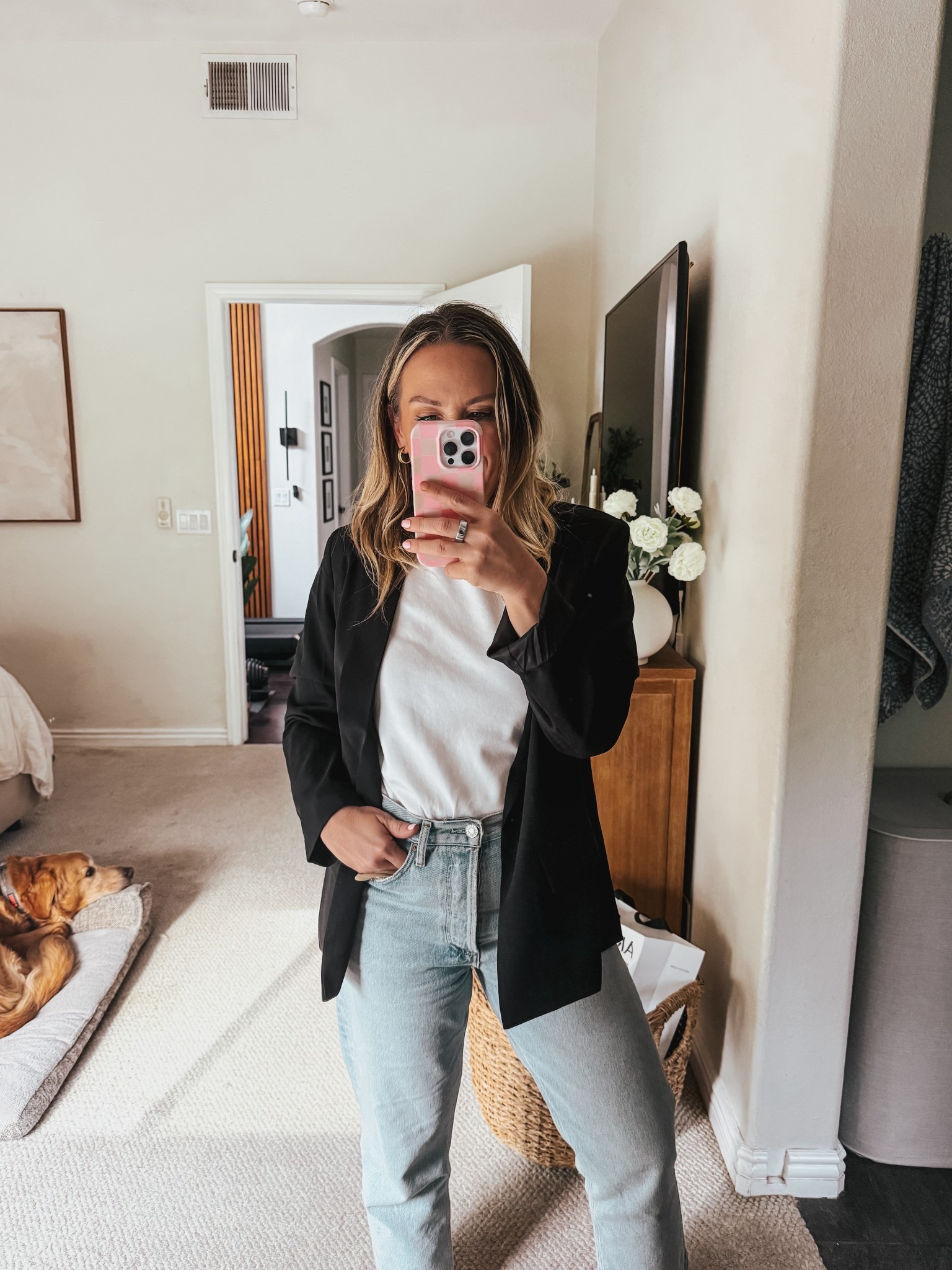 Classic workwear pieces that you can wear on repeat.

Blazer size XS
Tee size S
Jeans size 27