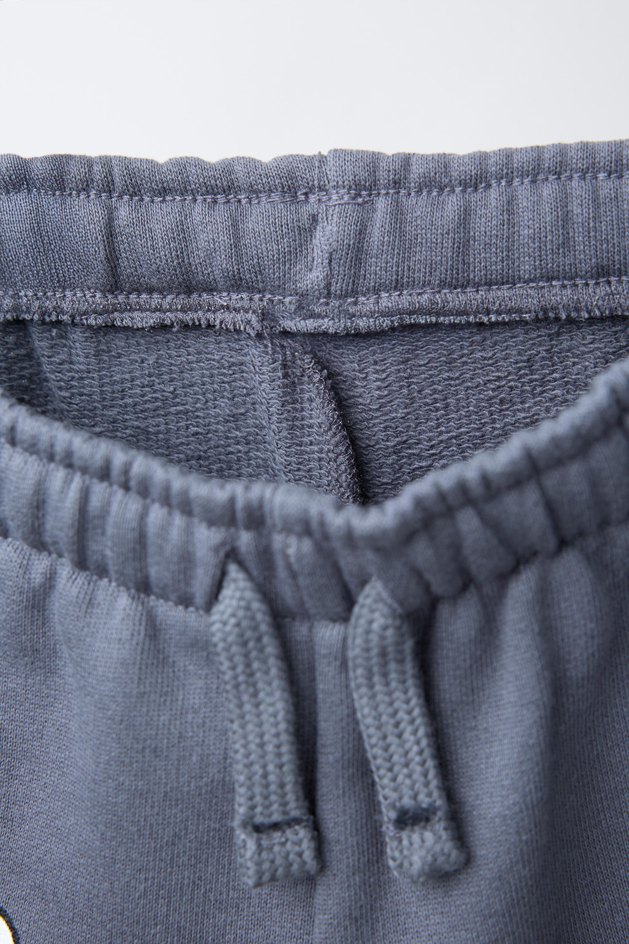 Fleece shorts with elastic waistband and adjustable front drawstring. Back patch pocket and Micke... | Zara US