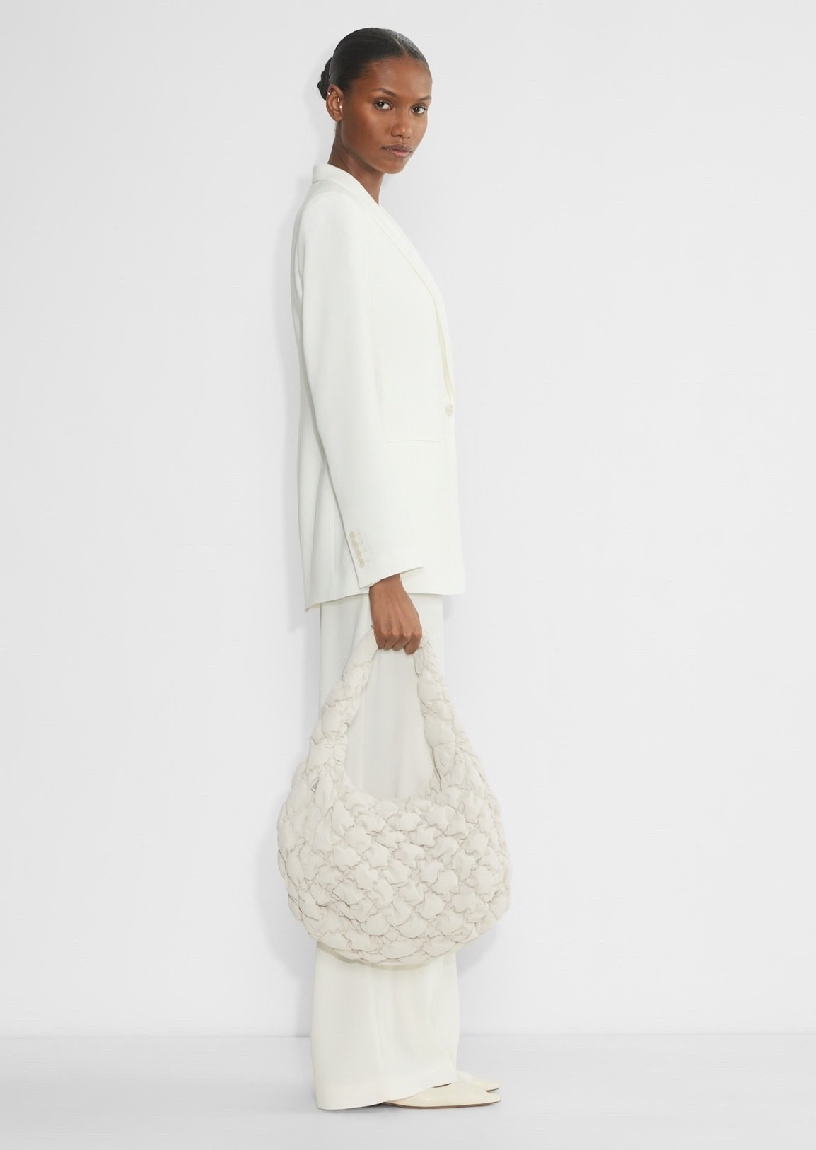 Some great sale finds on Aritzia for Black Friday including this great oversized duffle bag! I’ve linked a few of my favourites for the sale that I’m buying from accessories and shoes including 100% leather belts! Some of these would be great as gifts in the holiday season 
.
.
Z
.
Adidas sambas shoes keychain Lululemon cashmere hat leather gloves 

#LTKsale #LTKgiftguide #LTKcanada