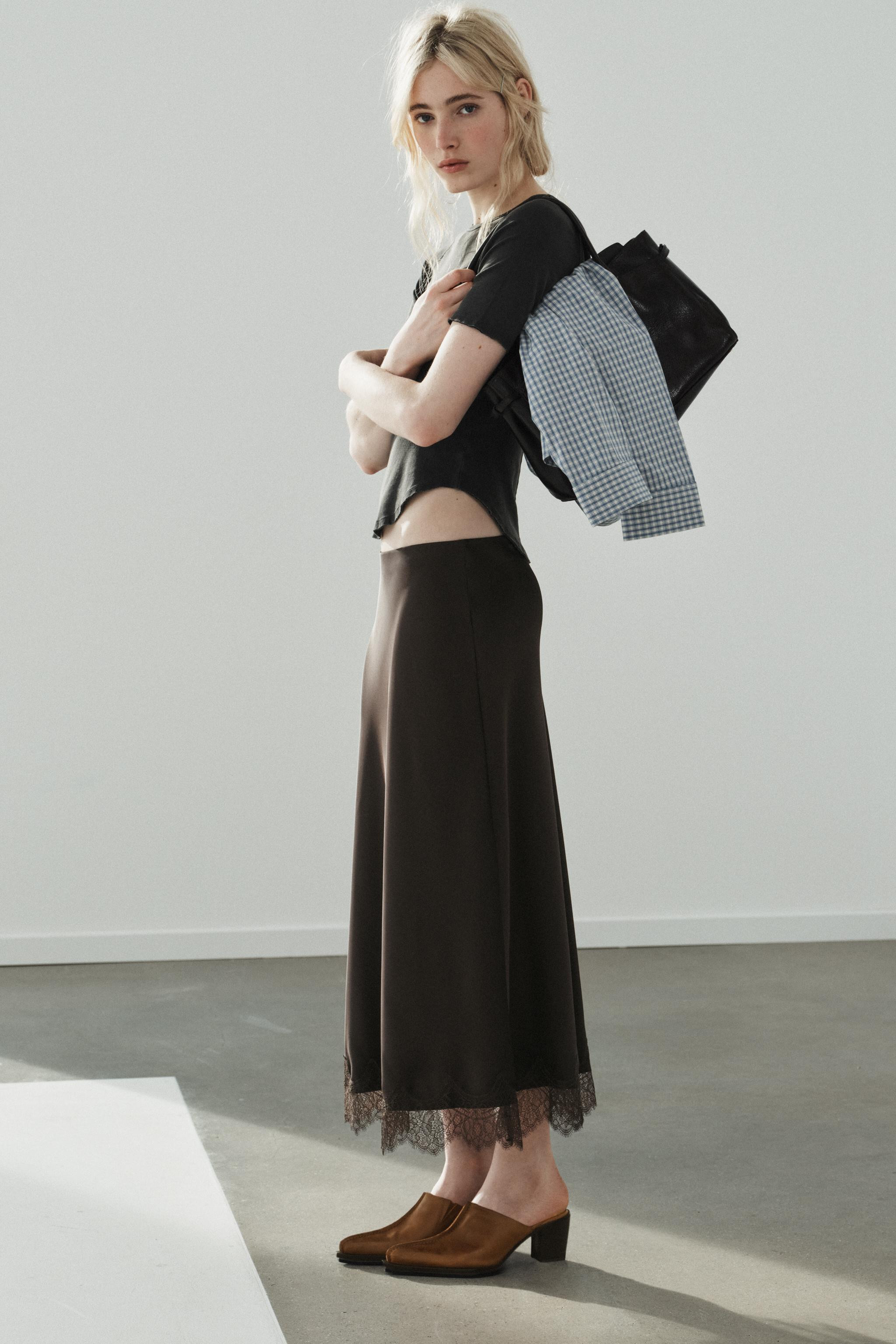 Midi skirt made from satin fabric. Features a high waist, elasticated waistband and a hem with a ... | Zara FR
