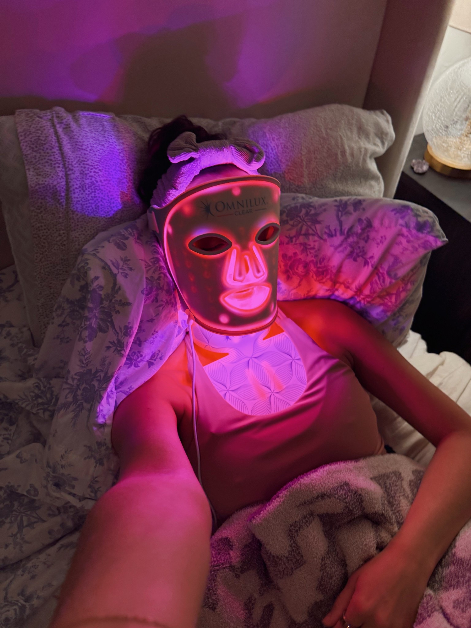 LIGHT THERAPY

💙blue light💙
kills acne bacteria 
shrinks acne

❤️red light❤️
anti-aging
anti-inflammatory