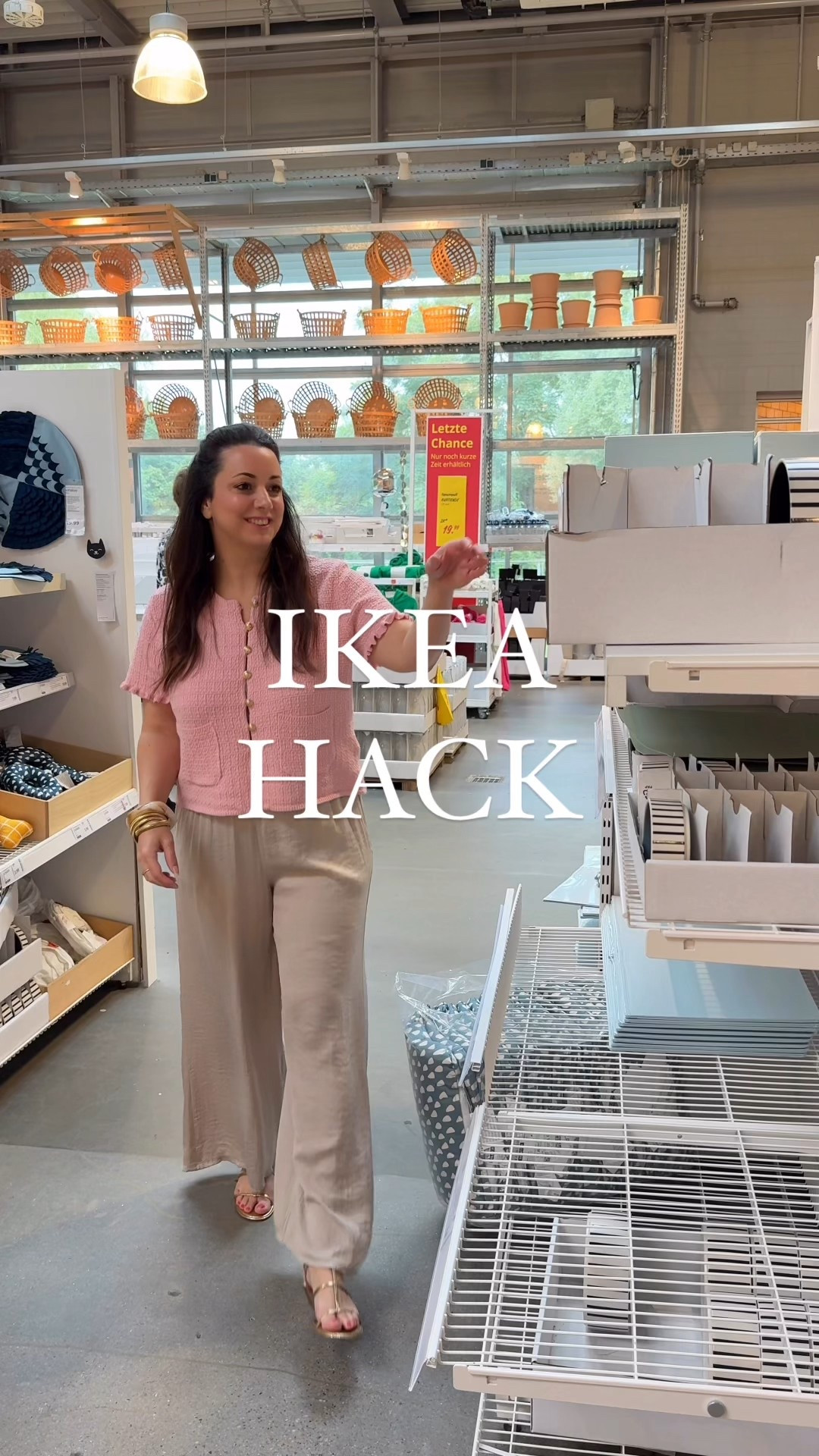 Wer hätte gedacht, dass zwei Hundenäpfe ein Design-Statement sein können? 🐾✨ Aus dem großen und kleinen Napf (19 cm + 11 cm) wird im Handumdrehen eine stylische DIY-Schale. Einfach übereinandergeklebt – fertig ist das Statement Piece!
Ob als Obstschale, Kerzenpodest oder Deko für Blumen – vielseitig, cool gestreift und garantiert ein Hingucker. 👀 

#ikea #ikeahack