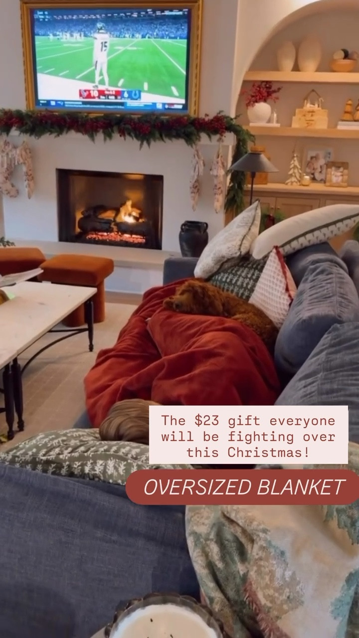This burgundy cozy throw is so warm! An easy gift idea that everyone will love!

Loverly Grey, favorite things party, fuzzy blanket, burgundy blanket, gift ideadideas