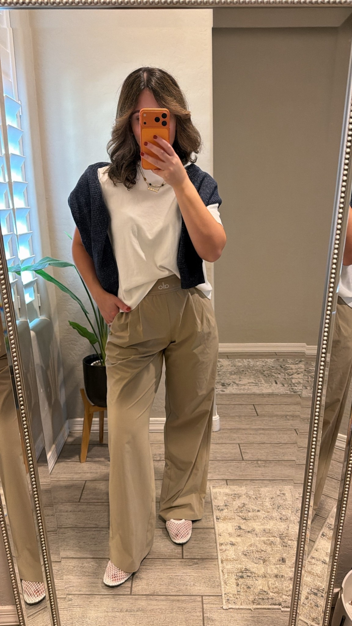 Mom ootd @Alo Yoga 

#fallstyle #momstyle #ootd #aloyoga #alopants #alostyle #styletip #oldnavy #flats #fallshoes #nordstromfinds #falloutfits #outfitideas #minimalstyle