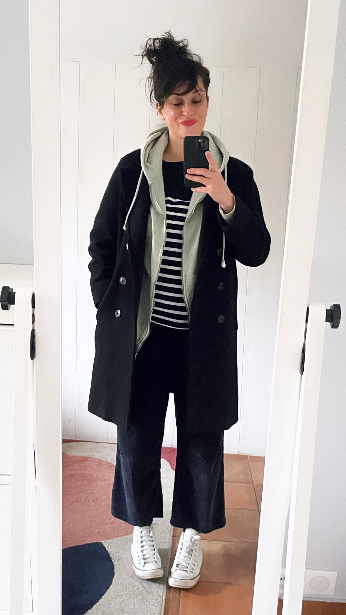 • Navy peacoat #pablo (similar, linked)
• Almond green hoodie #pullandbear (similar, linked)
• Navy breton top #monoprix (linked)
• Navy corduroy cropped pants #monoprix (linked)
• White leather #converse (linked)
• "Defiant coral" semi-matte lipstick #esteelauder (linked)
