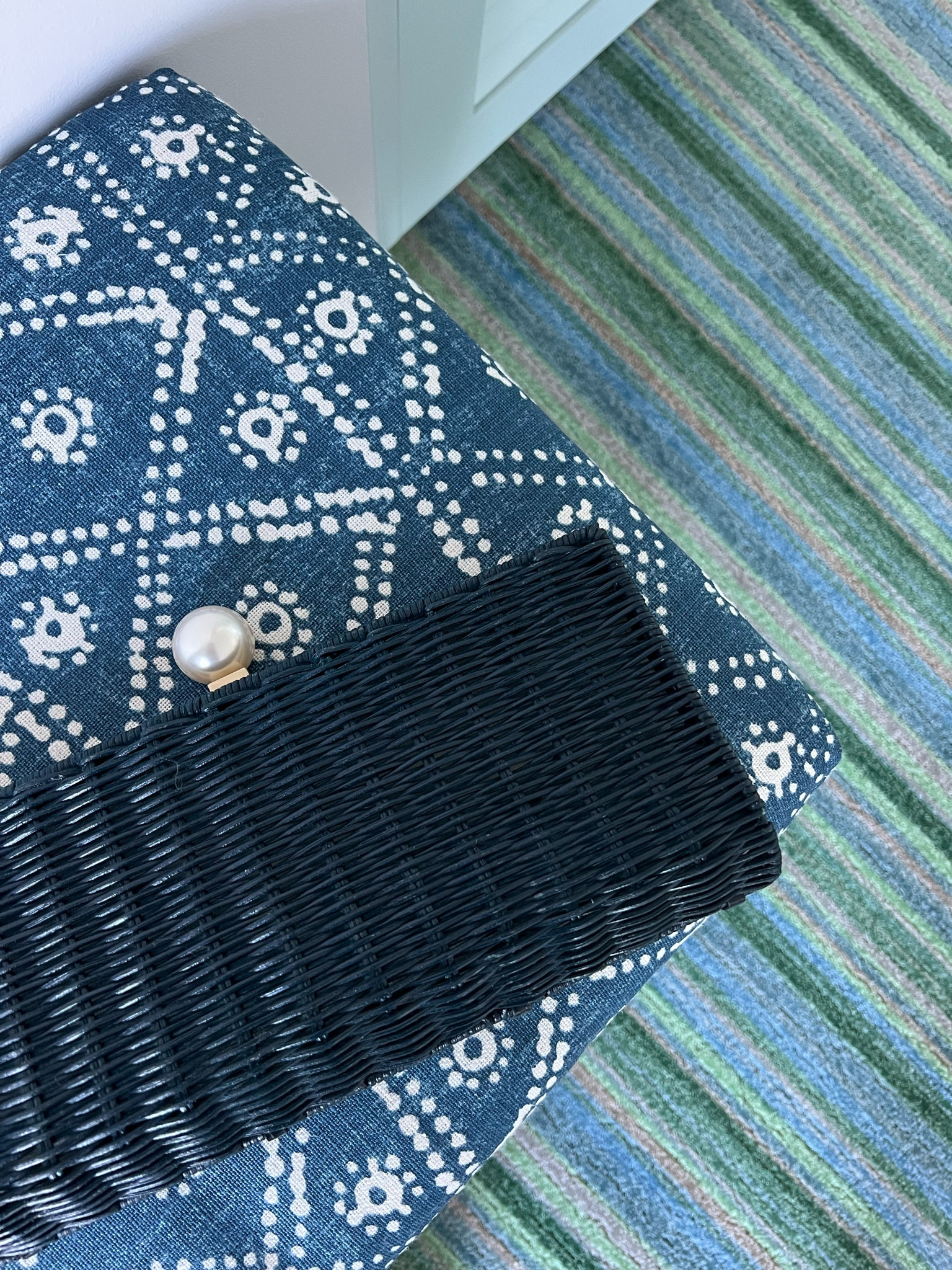 pearl clutch in classic navy 

#LTKitbag #LTKstyletip #LTKHoliday