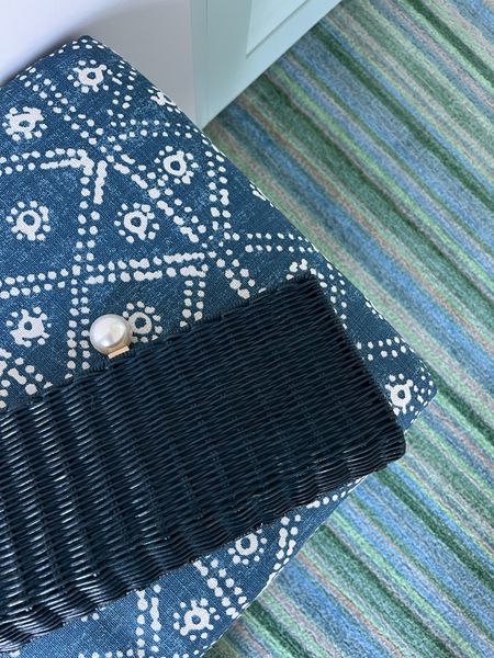 pearl clutch in classic navy 

#LTKitbag #LTKstyletip #LTKHoliday
