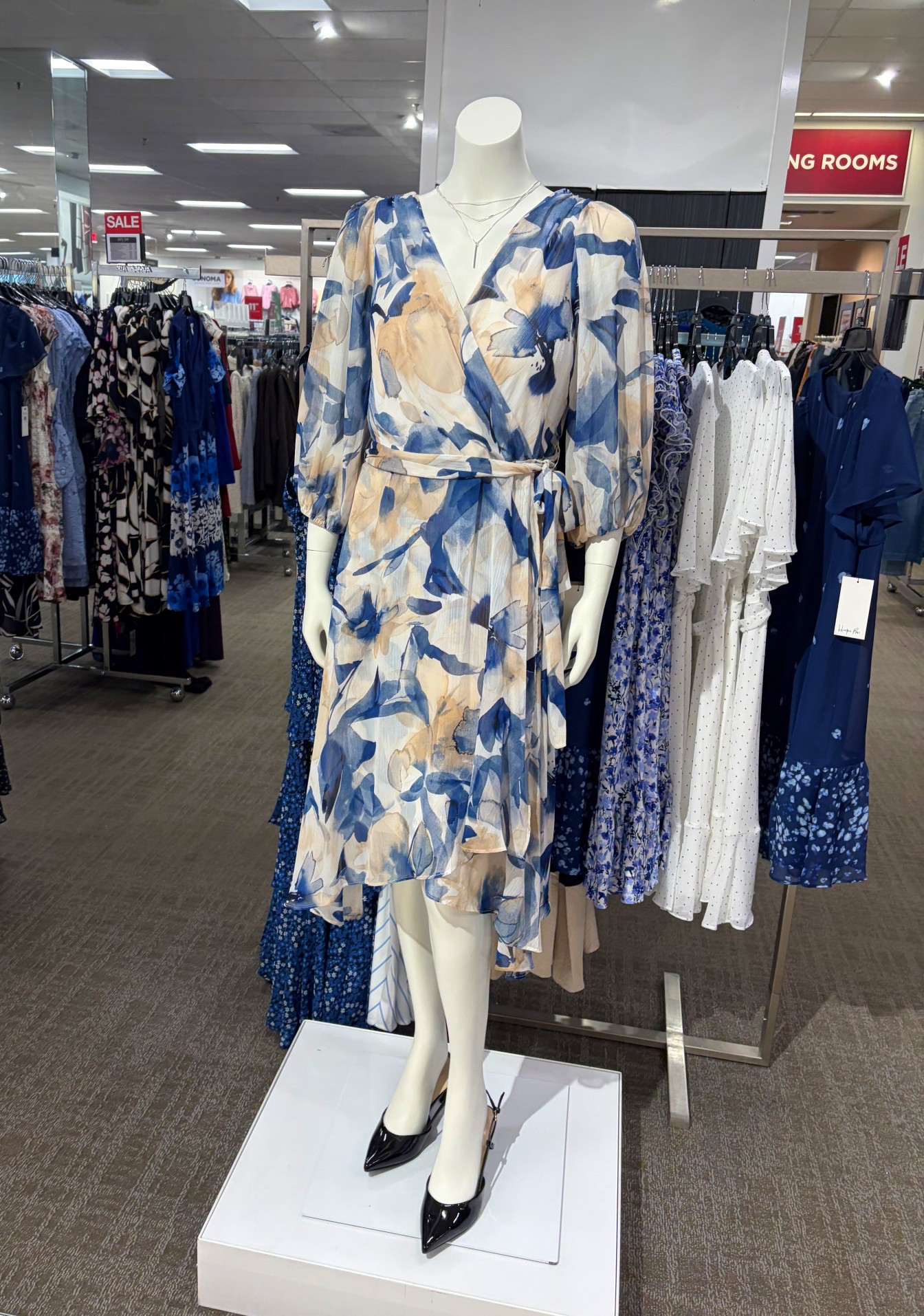 Pretty, flowy faux-wrap dress with stylish balloon sleeves in a crinkle chiffon fabric! The front tie finishes the look!  

Kohls dresses 
Women’s dress

#LTKSaleAlert