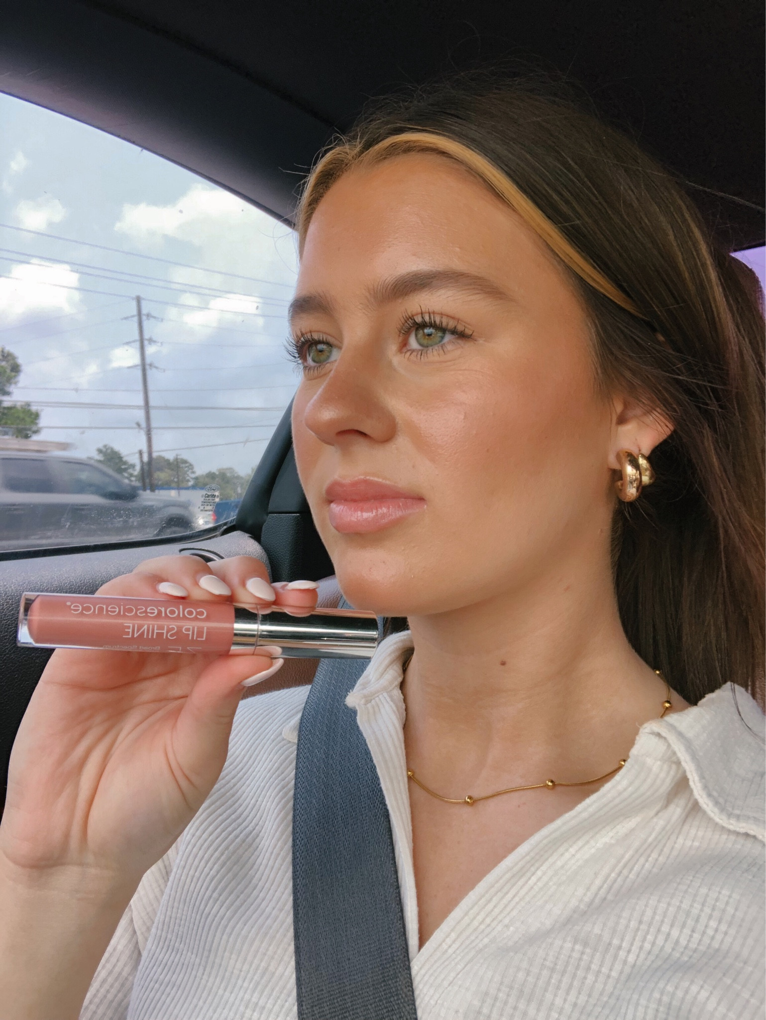 my fav gloss rn 🤍
this is the shade “champagne” and it’s the perfect natural color!
SPF 35 ++ water resistant