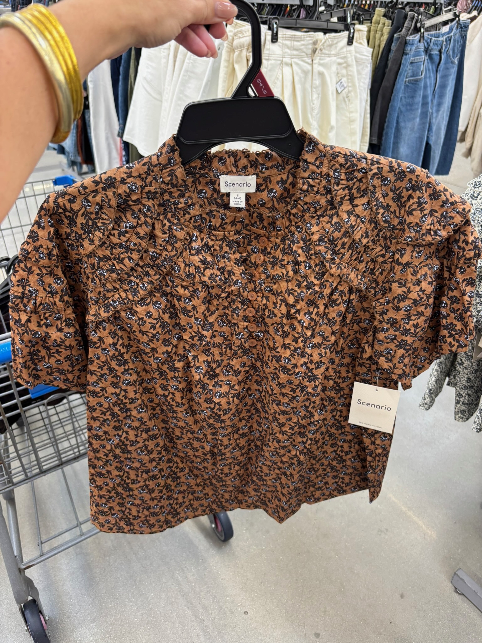 This floral top is such a good find for fall!! 🤎🍂 Love the colors and it’s ON SALE!