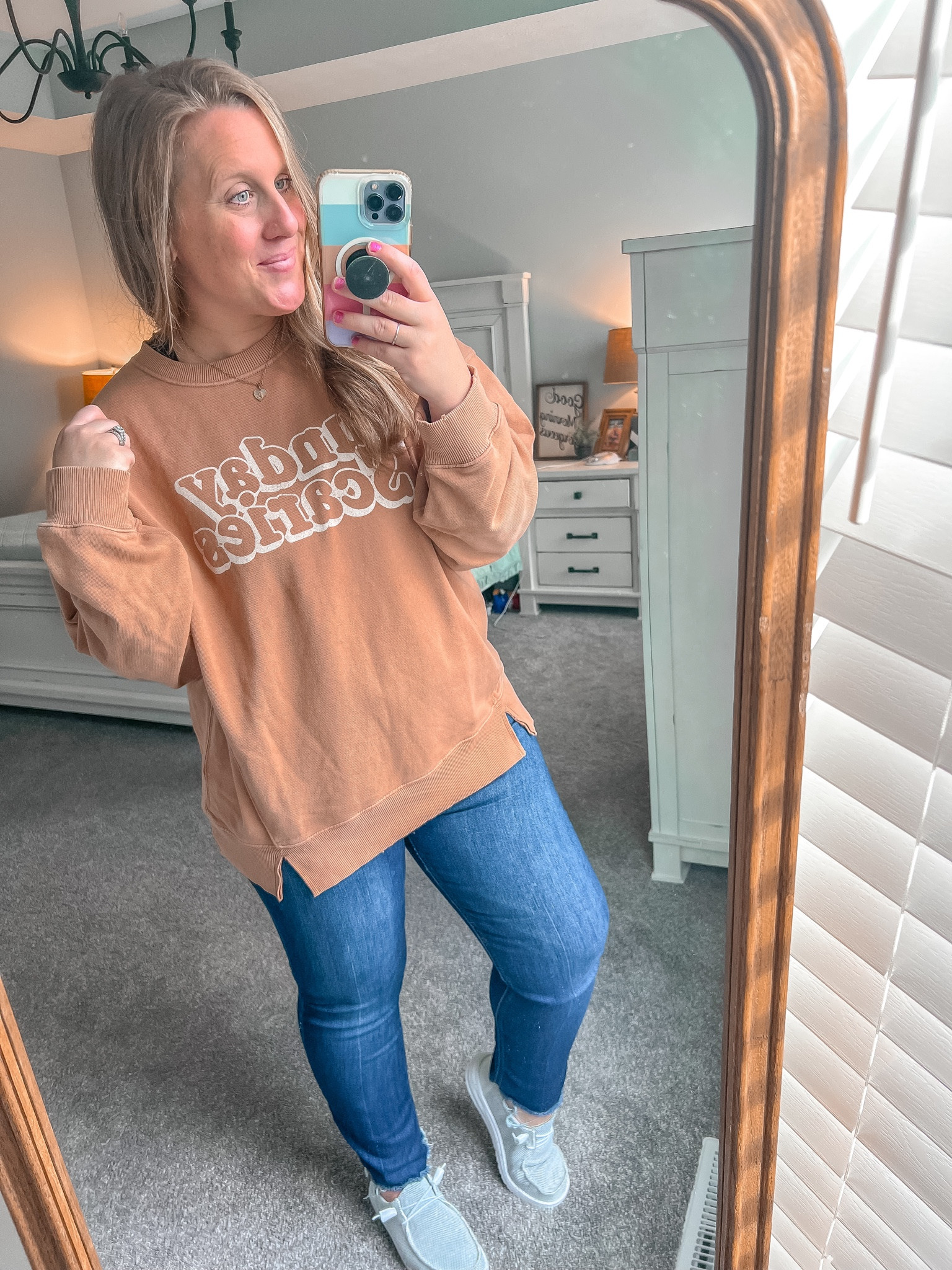 Fun fact: I’m a scaredy-cat so you won’t catch me watching horror movies BUT I’m a sucker for all graphic crew necks and anything Nuetral! 🤎

👚medium
👖12 (jeans are from old navy from 2020. I linked the new version here) 