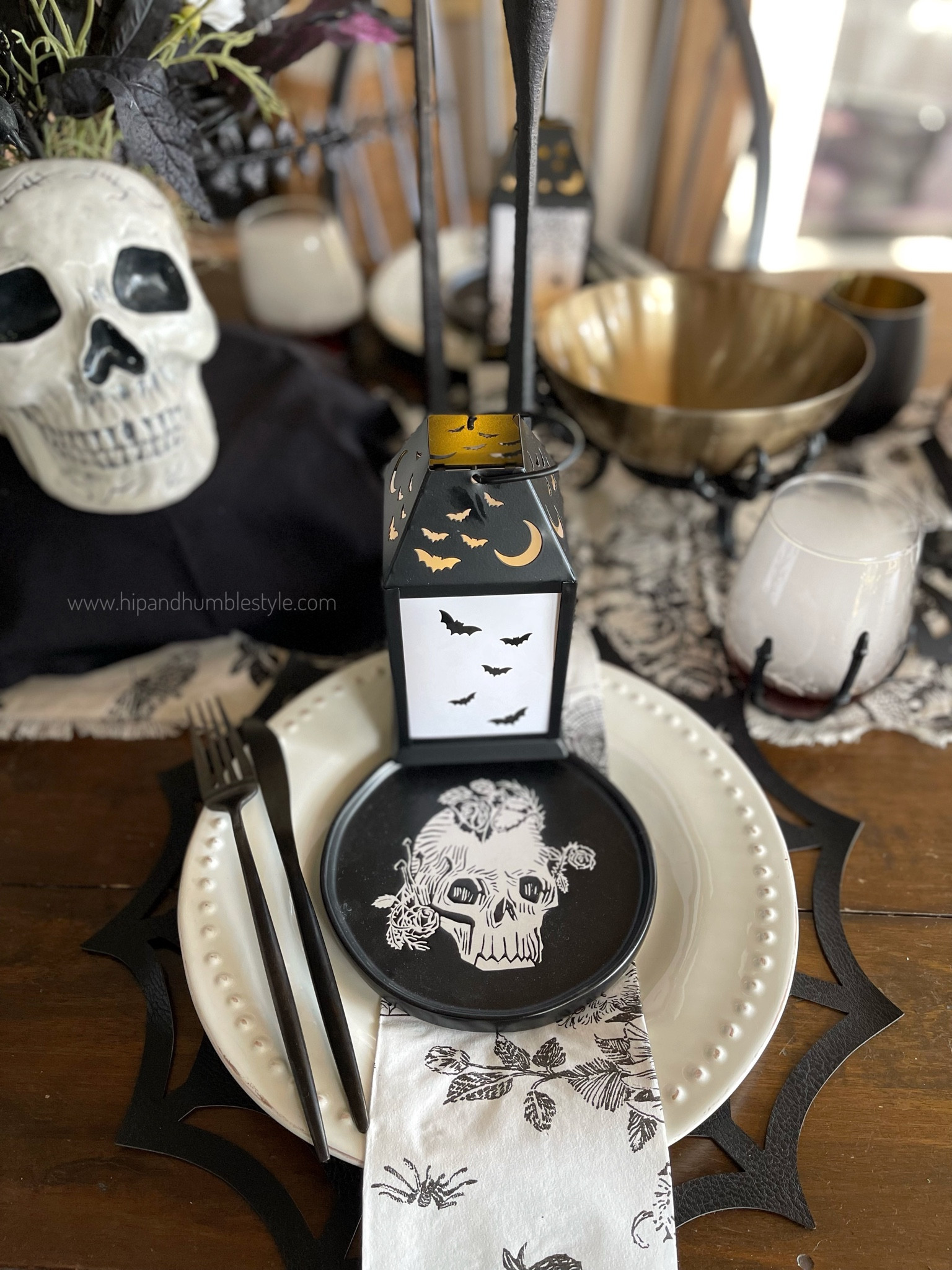 Halloween table ideas Halloween dishes, Halloween decor, Halloween table decor 
#halloweentable #halloweendecor 

#LTKSeasonal #LTKhome #LTKHalloween