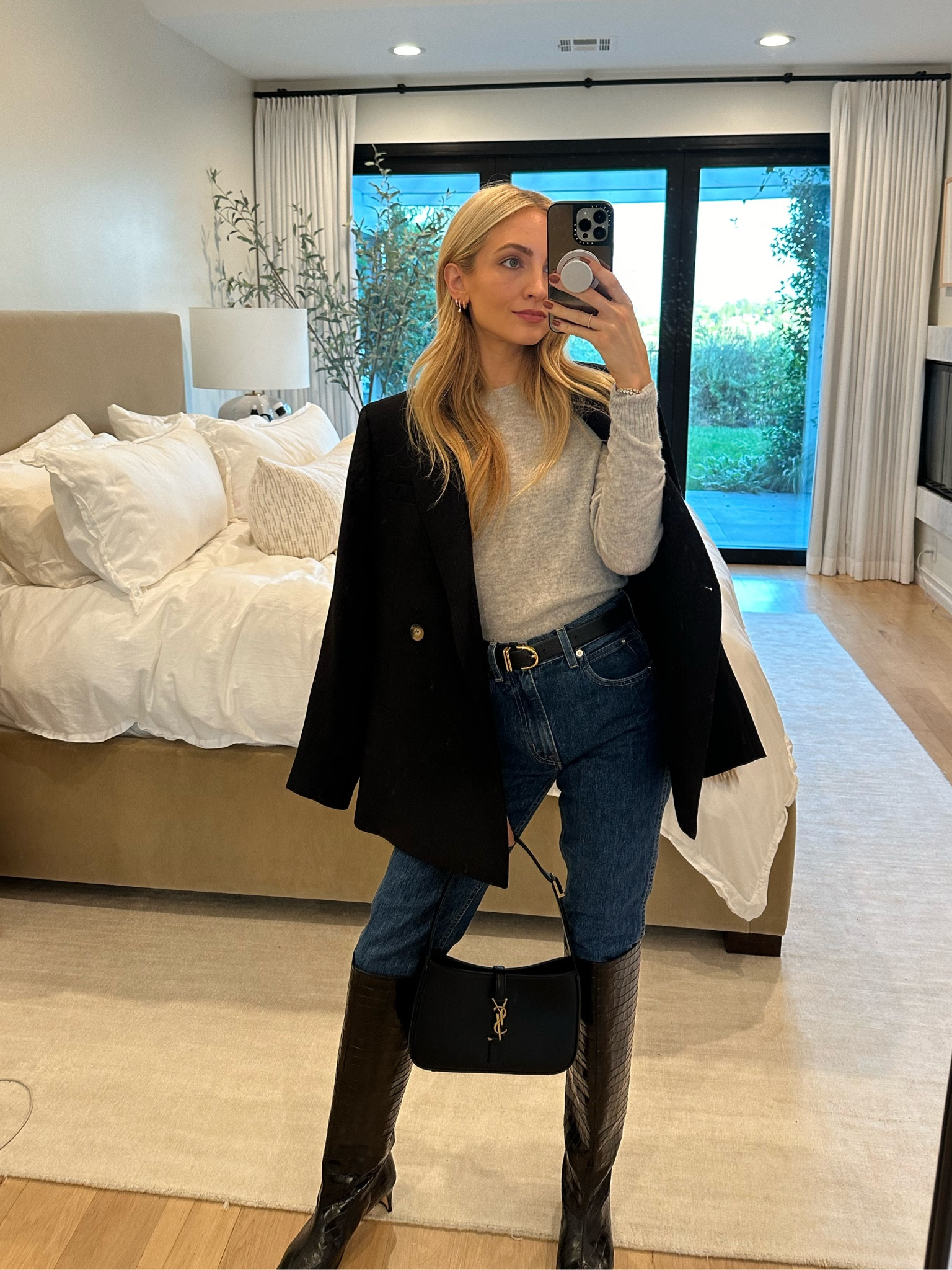 Dinner OOTD tonight 🍁 just bought this lightweight grey cashmere sweater from Reformation and it’s such a nice fall layering piece. Paired with dark wash denim, a black staple blazer and knee high boots 

Sizes worn here:
Sweater XS (true to size, relaxed fit)
Denim 24
Blazer XS (fits a bit oversized/boxy)