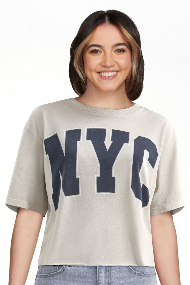No Boundaries Boxy Cropped Graphic Tee with Short Sleeves, Women's | Walmart (US)