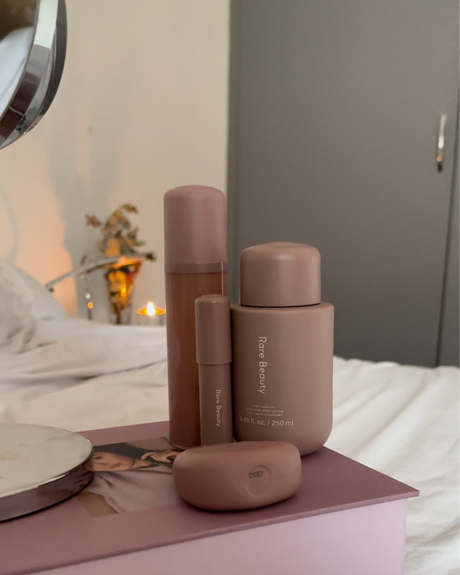 linha corporal da rare beauty ta 10/10, com fragrâncias leves que abraçam 🤍