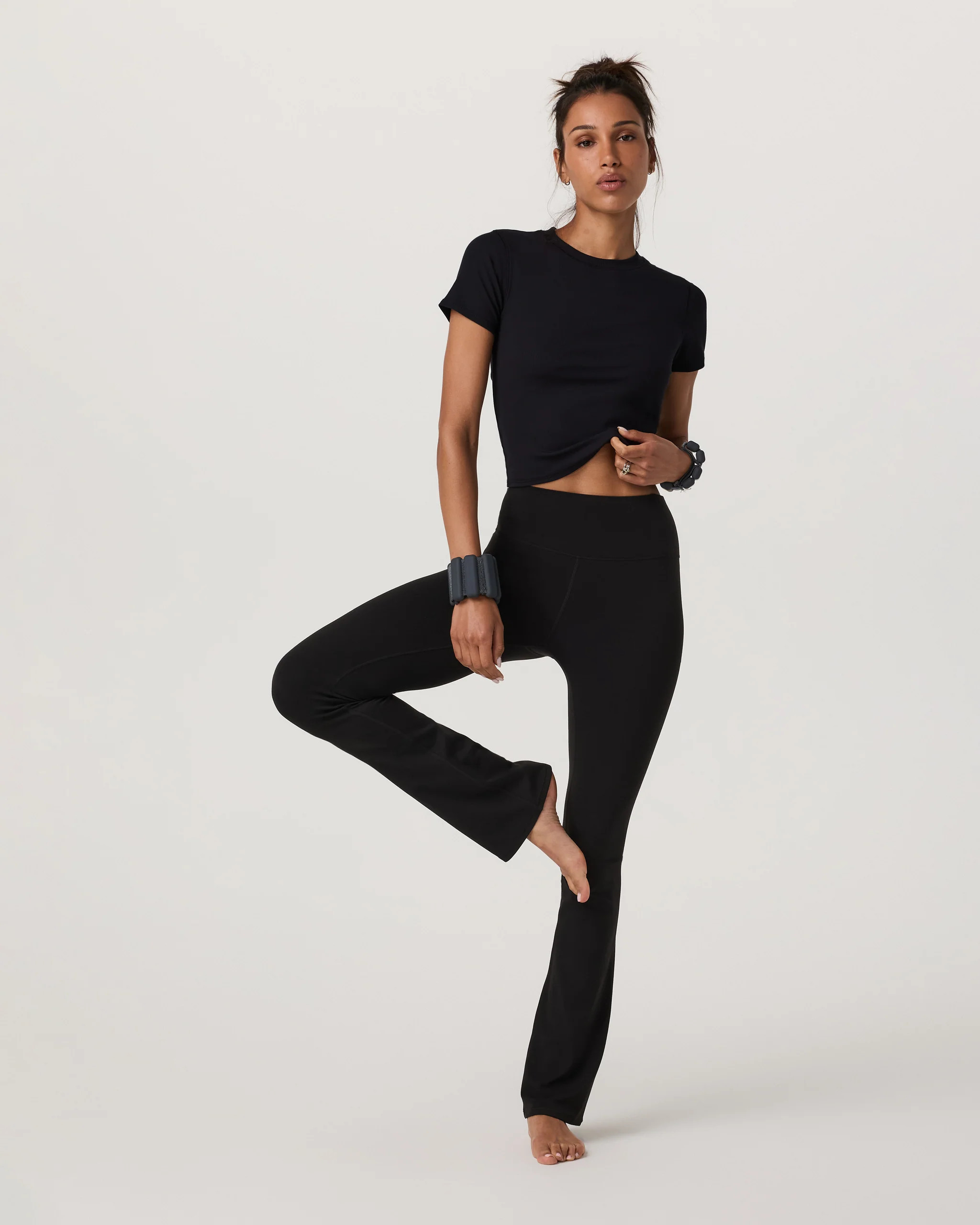 Pose Fitted Tee | Women's Black Fitted Shirt | Vuori | Vuori Clothing (US & Canada)