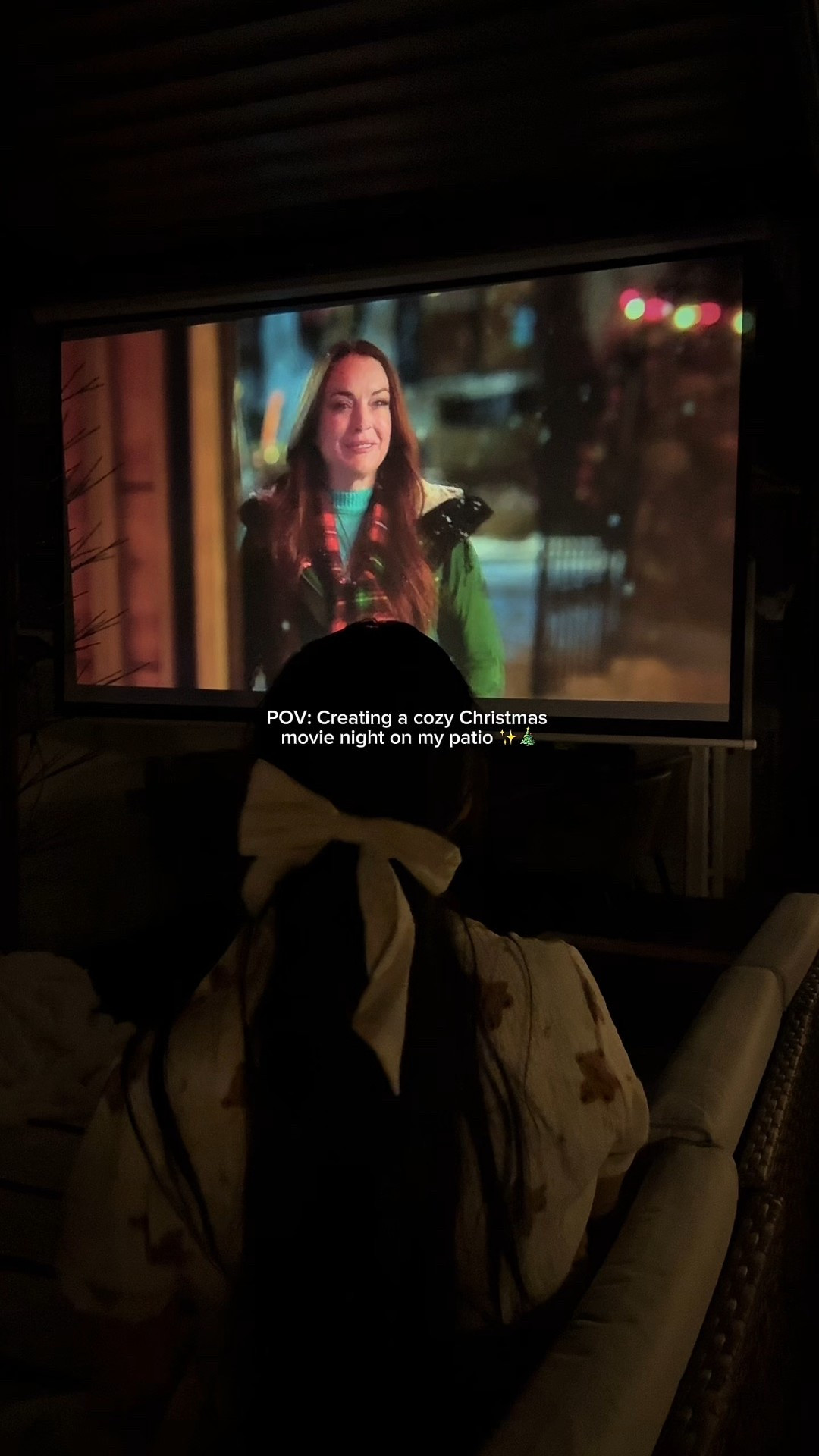 The projector I used is super affordable, and you can recreate this whole cozy setup on a small budget 🤍✨ The best part is that it already has built-in speakers, so you don’t need extra sound systems or cables 🎥🔊

Plus, the screen is extremely easy to set up (just a couple of minutes!) and the Christmas trees are on a huge discount right now 🎄🛍️