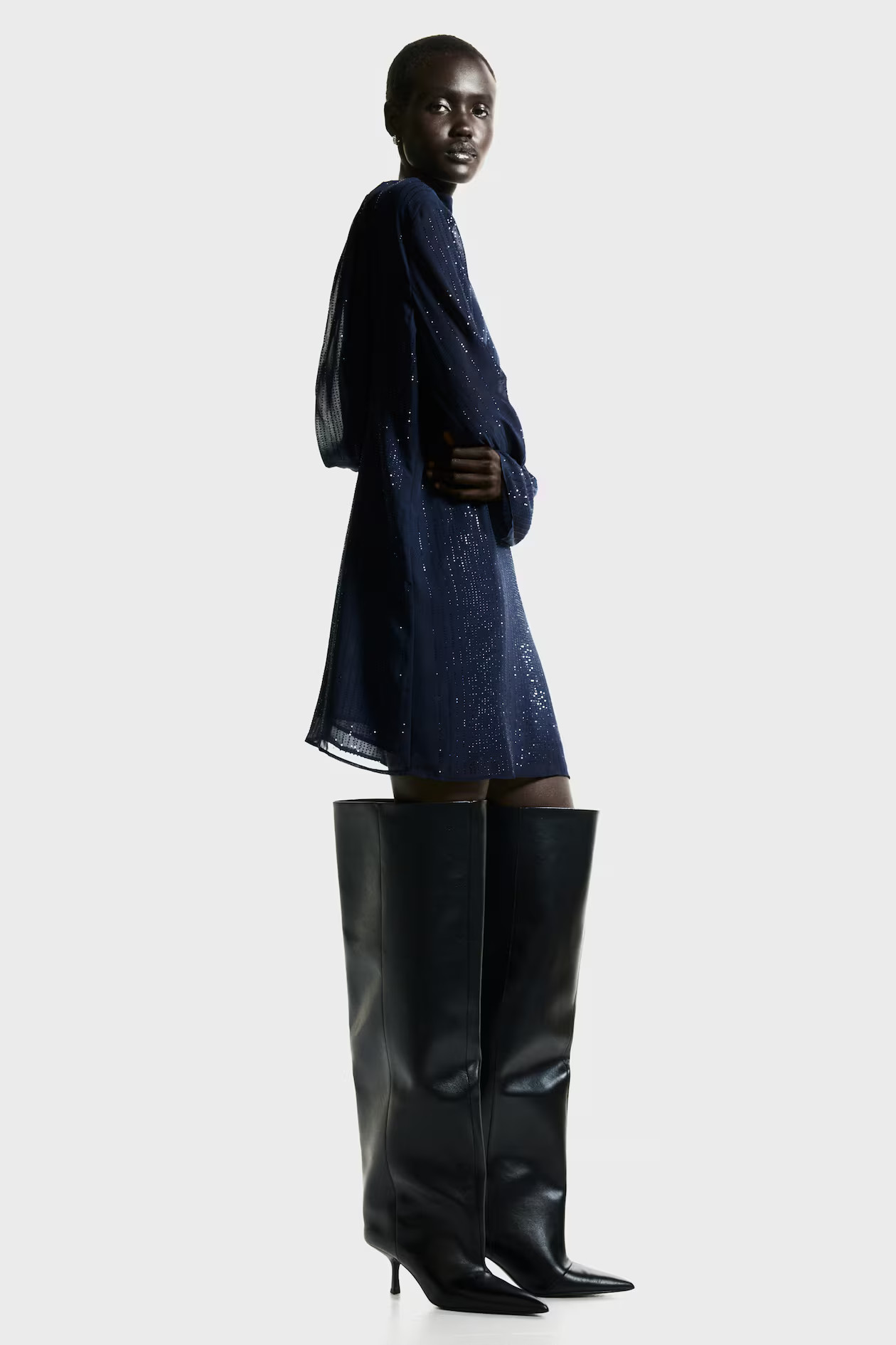 Verziertes Kleid mit Wasserfallausschnitt | H&M (DE, AT, CH, NL, FI)