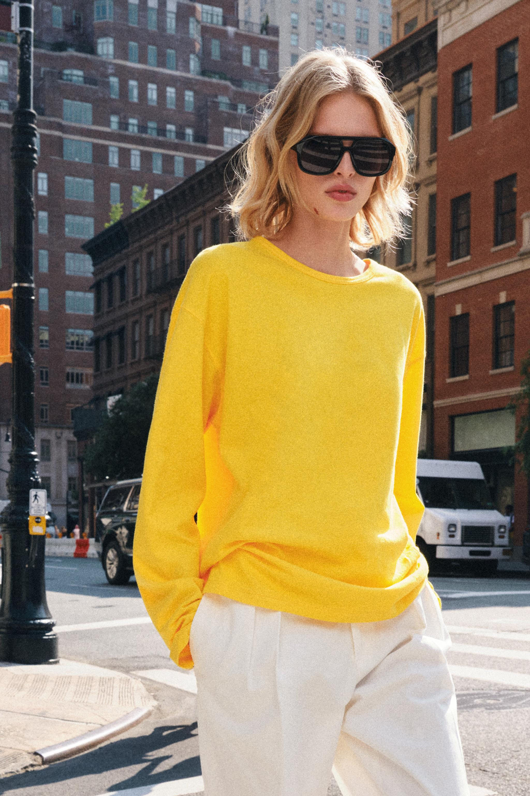 REGULAR FIT - ROUND NECK - REGULAR LENGTH - LONG SLEEVET-shirt made with a cotton and 30% linen b... | Zara US