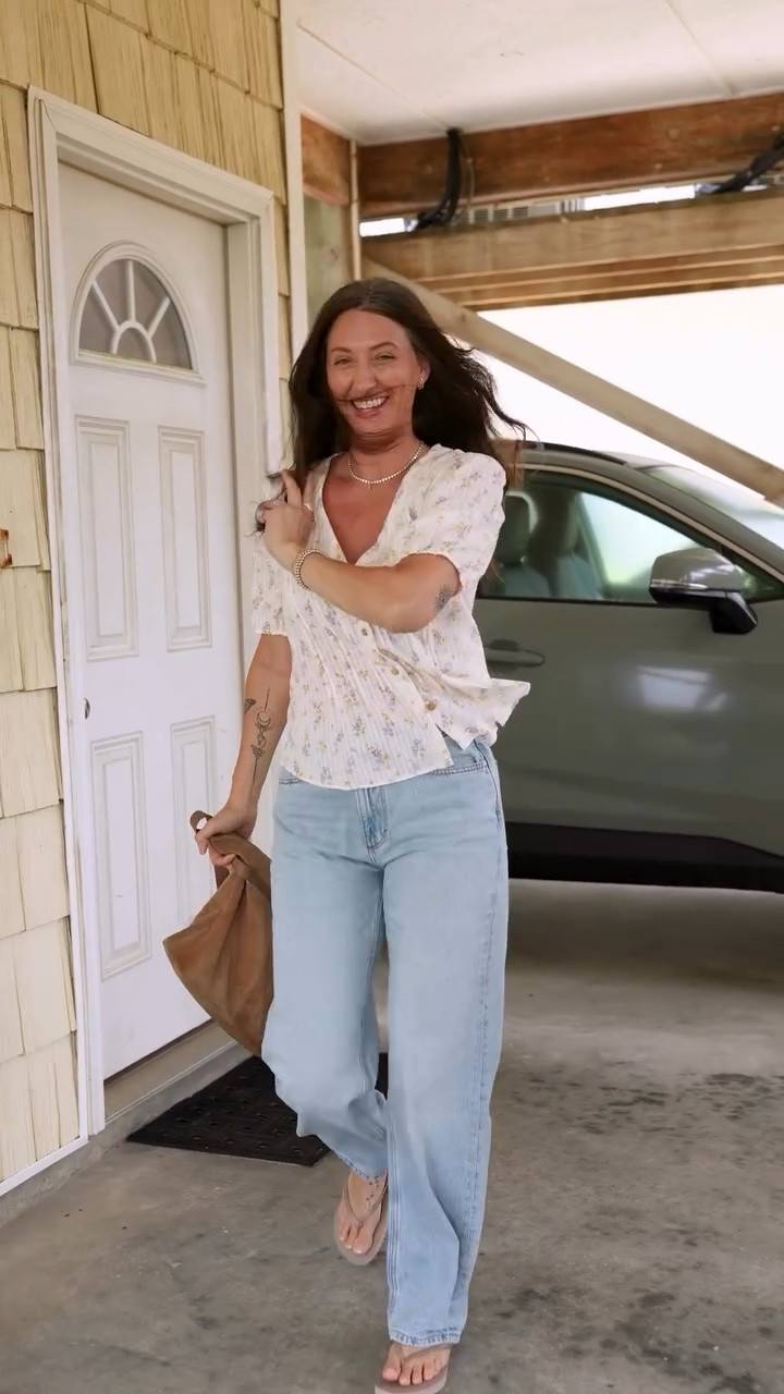 These are the jeans you’ve been wanting! Plus this top is gorgeous! 

I did the size 28” for the jeans and small top 
#daydate #denim #easyoutfits

#LTKSaleAlert #LTKSeasonal