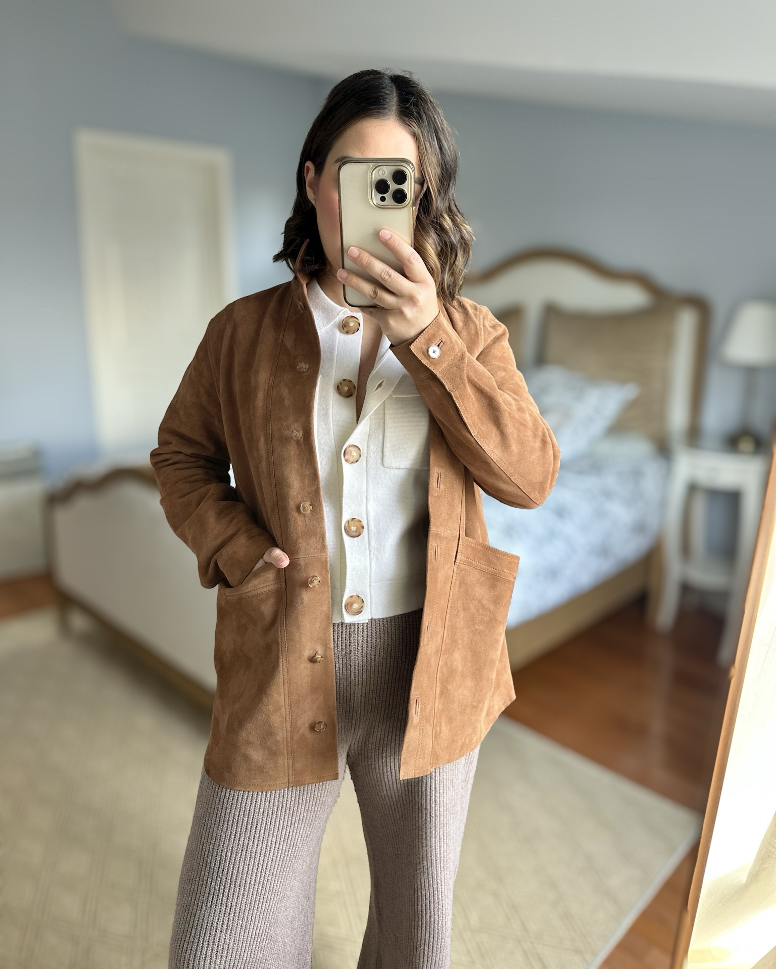 Outfit of the day 🤎

• leather jacket is size S for my usual 36/4US and still have room for layering 
• white cardigan is size XS 
• sweater pants are size S for my 38/6US. I could have sized down to XS since they have an elastic waistband 
• shoes are 37 for usual 36. If you have narrow feet you might want to choose your usual size. 