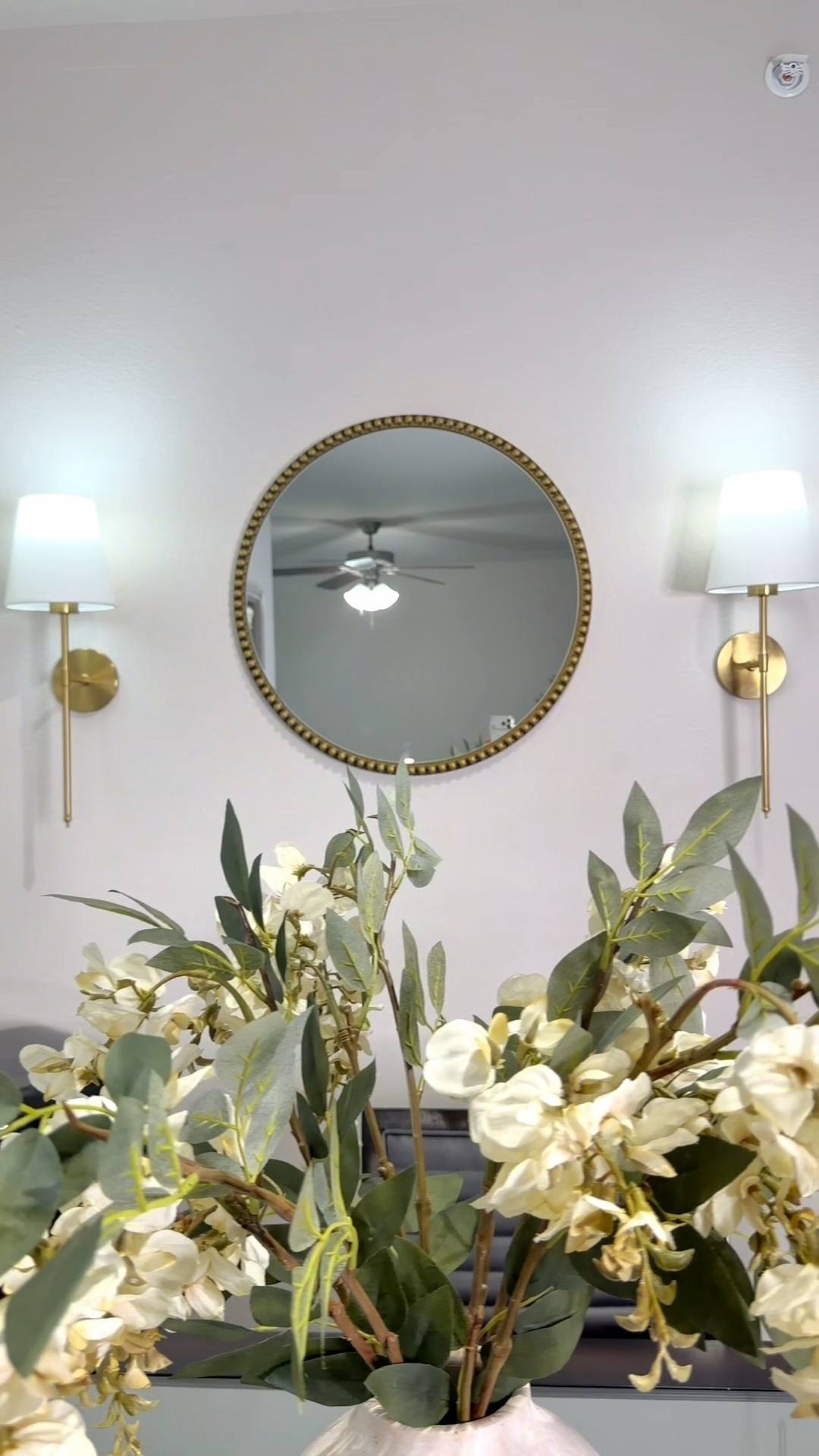 A veces no necesitamos cambiar muebles ni gastar de más para que un espacio se sienta diferente. Estos apliques no tienen cables, cambian de color y en segundos hacen que cualquier pared se vea intencional, acogedora y bonita. Son de esos pequeños detalles que transforman el ambiente completo.

#LTKvlog #LTKmomlife #LTKHome