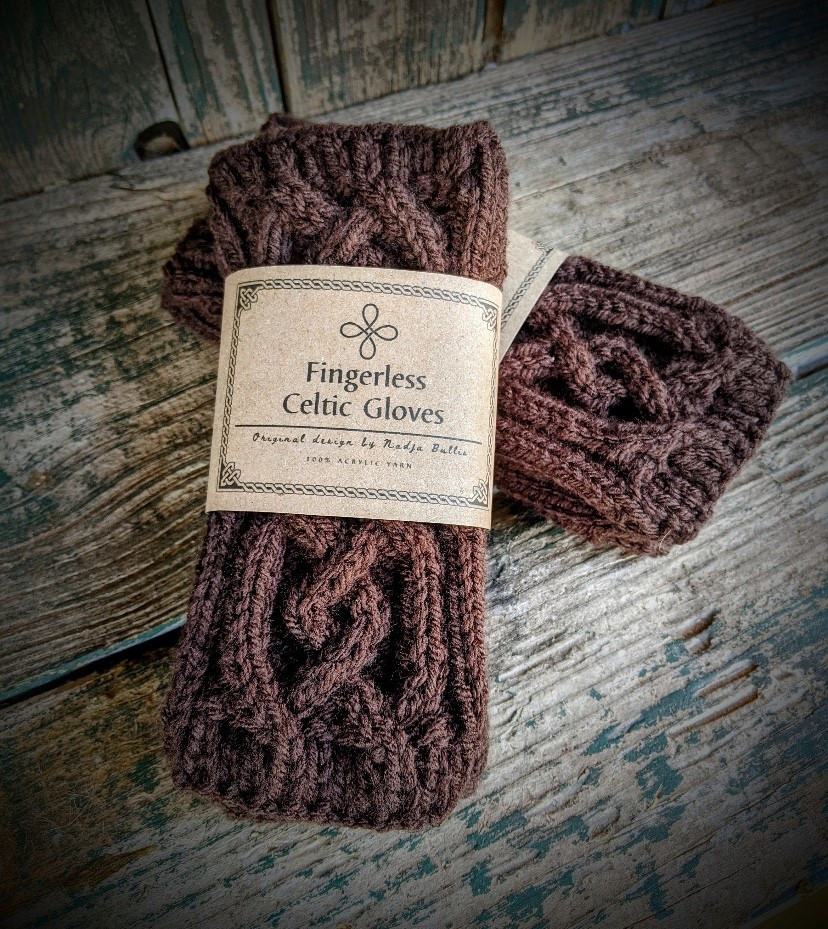 𝙴𝚗𝚝𝚒𝚛𝚎𝚕𝚢 𝚑𝚊𝚗𝚍 𝚔𝚗𝚒𝚝𝚝𝚎𝚍 𝚋𝚛𝚘𝚠𝚗 𝚏𝚒𝚗𝚐𝚎𝚛𝚕𝚎𝚜𝚜 𝚌𝚎𝚕𝚝𝚒𝚌 𝚐𝚕𝚘𝚟𝚎𝚜 𝚝𝚘 𝚔𝚎𝚎𝚙 𝚢𝚘𝚞 𝚠𝚊𝚛𝚖 𝚊𝚗𝚍 𝚜𝚝𝚢𝚕𝚒𝚜𝚑. 𝙱𝚎𝚊𝚞𝚝𝚒𝚏𝚞𝚕 𝚌𝚎𝚕𝚝𝚒𝚌 𝚌𝚊𝚋𝚕𝚎 𝚙𝚊𝚝𝚝𝚎𝚛𝚗 𝚊𝚕𝚘𝚗𝚐 𝚝𝚘𝚙 𝚘𝚏 𝚐𝚕𝚘𝚟𝚎. 𝙳𝚘 𝚢𝚘𝚞 𝚟𝚊𝚕𝚞𝚎 𝚚𝚞𝚊𝚕𝚒𝚝𝚢 𝚑𝚊𝚗𝚍𝚖𝚊𝚍𝚎 𝚒𝚝𝚎𝚖𝚜 𝚠𝚒𝚝𝚑 𝚊 𝚌𝚞𝚝𝚎, 𝚞𝚗𝚒𝚚𝚞𝚎 𝚕𝚘𝚘𝚔? 𝚃𝚑𝚒𝚜 𝚖𝚊𝚢 𝚋𝚎 𝚓𝚞𝚜𝚝 𝚝𝚑𝚎 𝚏𝚒𝚝 𝚏𝚘𝚛 𝚢𝚘𝚞.  𝙶𝚛𝚎𝚊𝚝 𝚏𝚘𝚛 𝚊 𝚠𝚊𝚛𝚖 𝚐𝚒𝚏𝚝 𝚏𝚛𝚘𝚖 𝚝𝚑𝚎 𝚑𝚎𝚊𝚛𝚝. ❤️

#LTKU #LTKGiftGuide #LTKHoliday