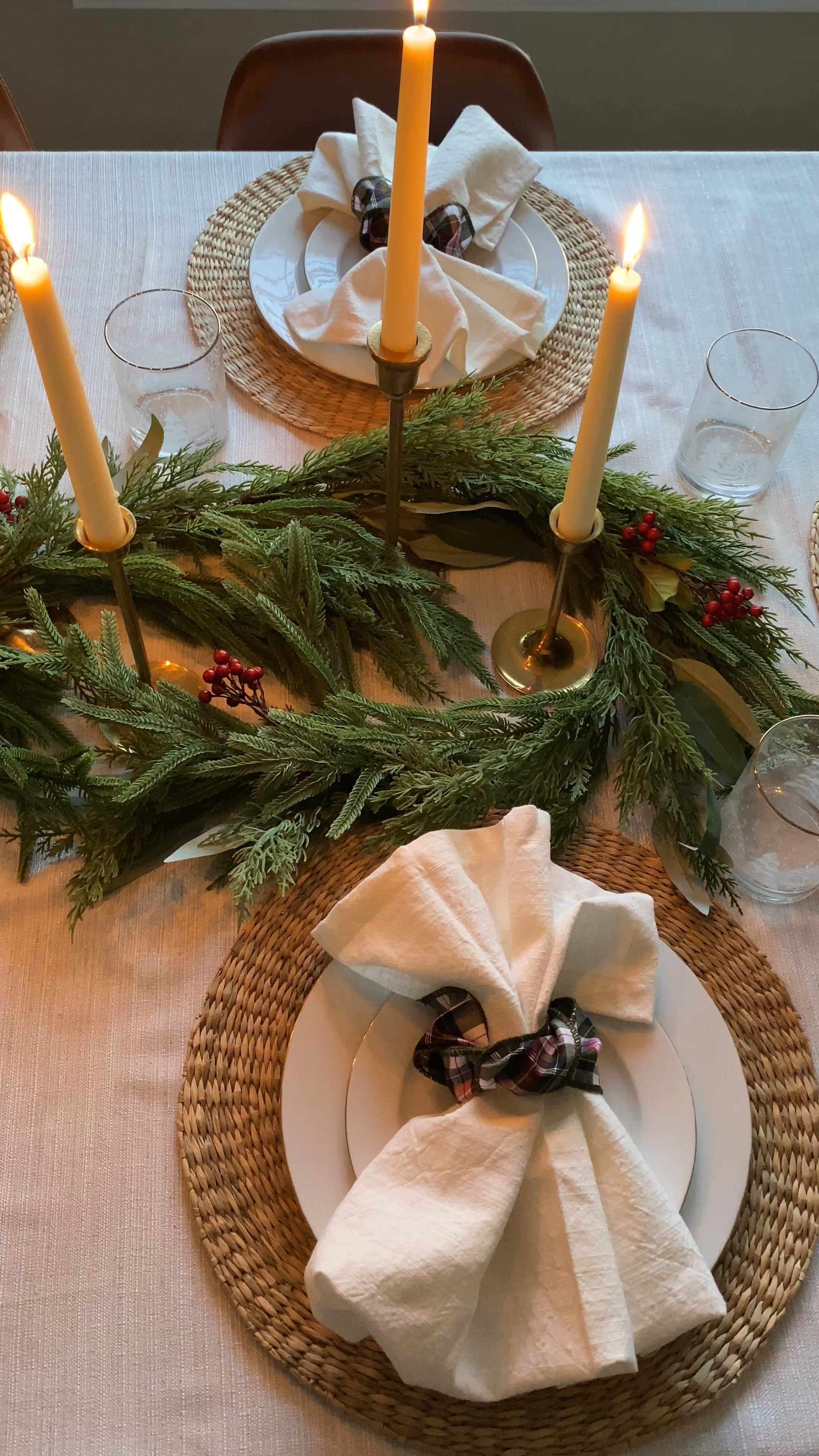 Christmas tablescape inspiration that is easy to recreate! #Christmastable #Christmastablescape #Christmastablesetting #holidaydinner #Christmasdinner #dinnerparty #holidayhosting #holidayentertaining #Christmasparty #tablescape #tablesetting 

 #LTKHoliday #LTKSeasonal #LTKHome