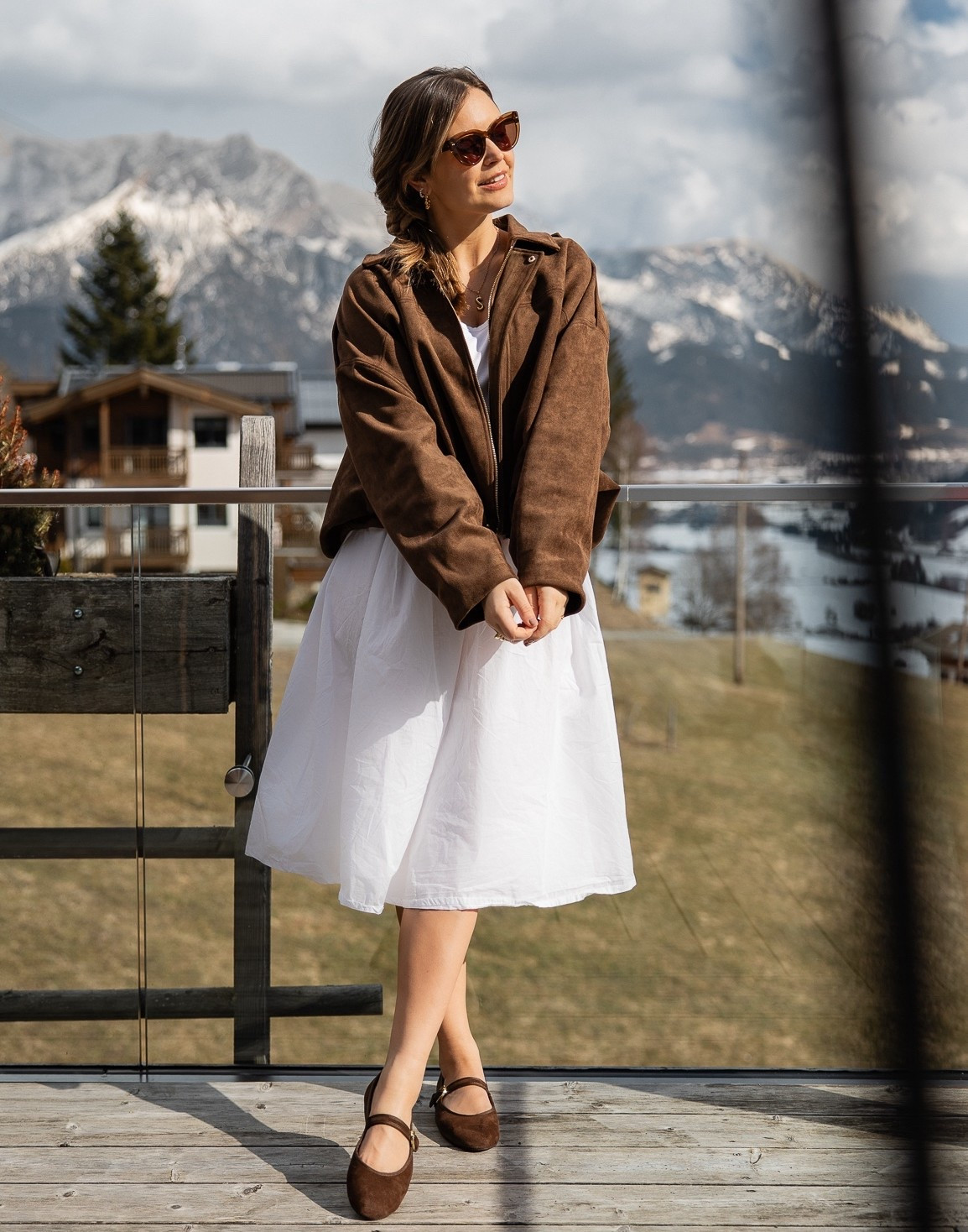 Frühlingslook mit schokobrauner Lederjacke + weißem Kleid + Riemchen-Ballerinas   

#LTKmidsize #LTKFashionMonth #LTKdeutschland