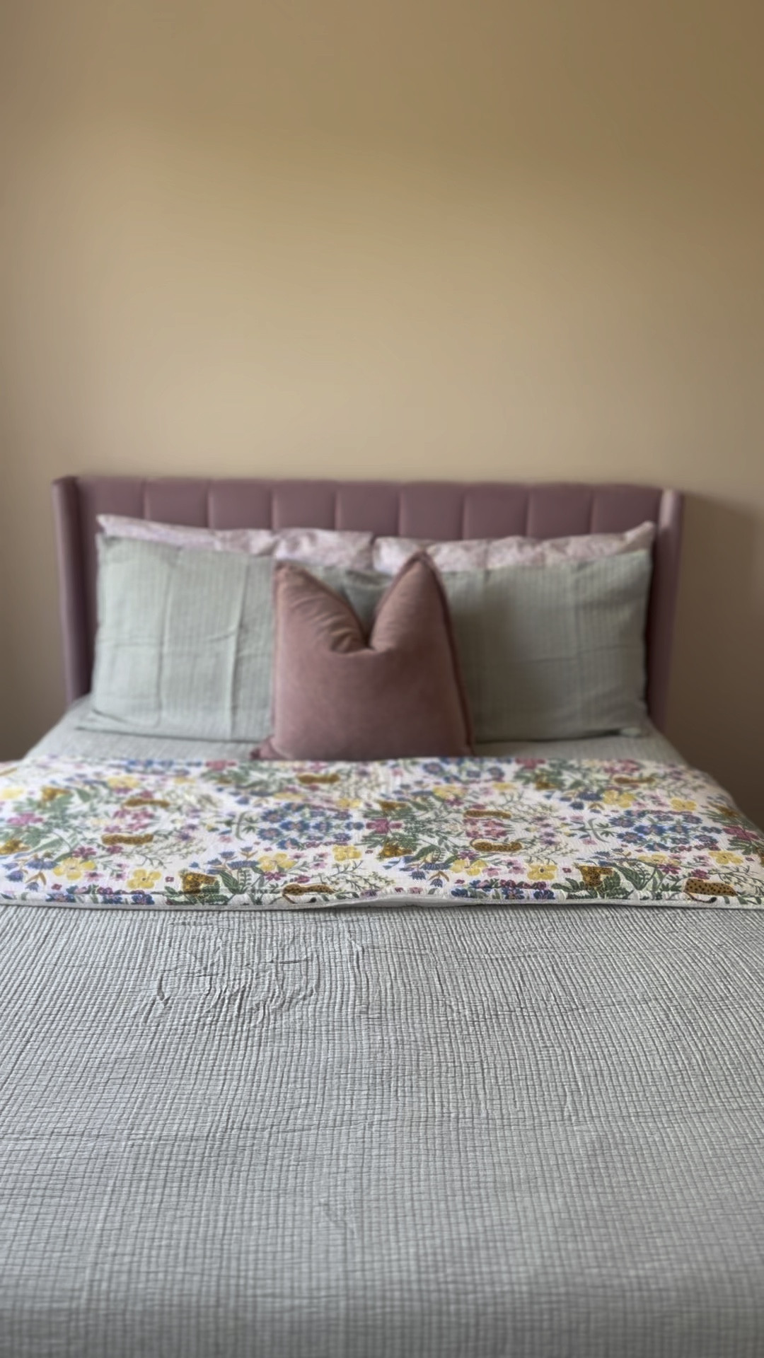 HARPER’S BED // The secret garden themed bed #toddlerrooms #girlsroomsdecor #decor