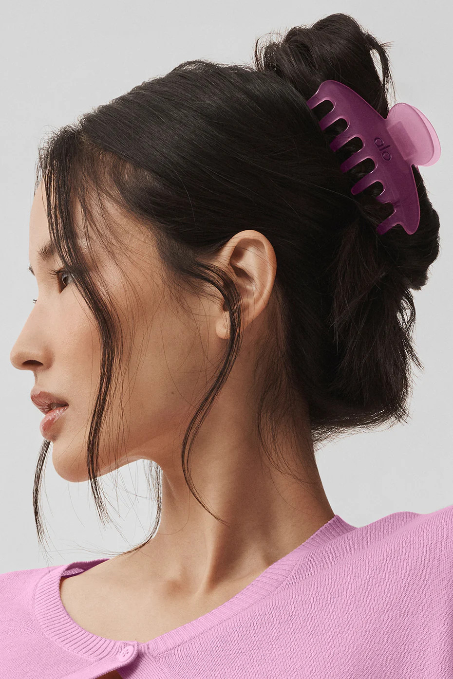 ALO | 90's Claw Clip in Candy Heart Pink Clear | Alo Yoga (US)