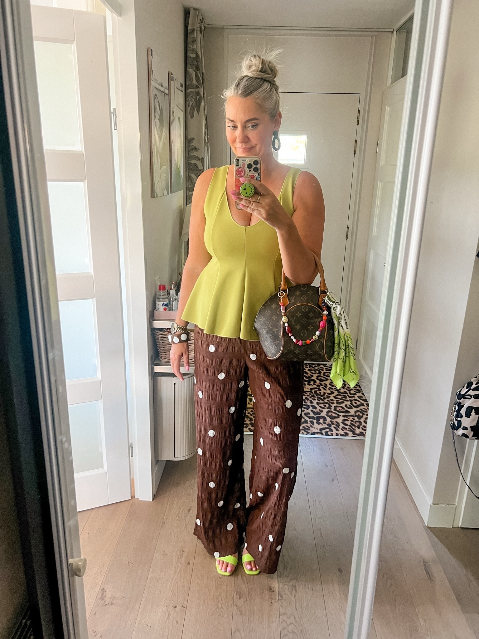 OOTD - Zaterdag. Een olijfgroene peplum top (XL) op een bruine polkadot broek, bruine brede armband met stippen, fluor groene sandaaltjes en een vintage Louis Vuitton Elipse handtas.

#LTKnederlands #LTKeurope #LTKsummer