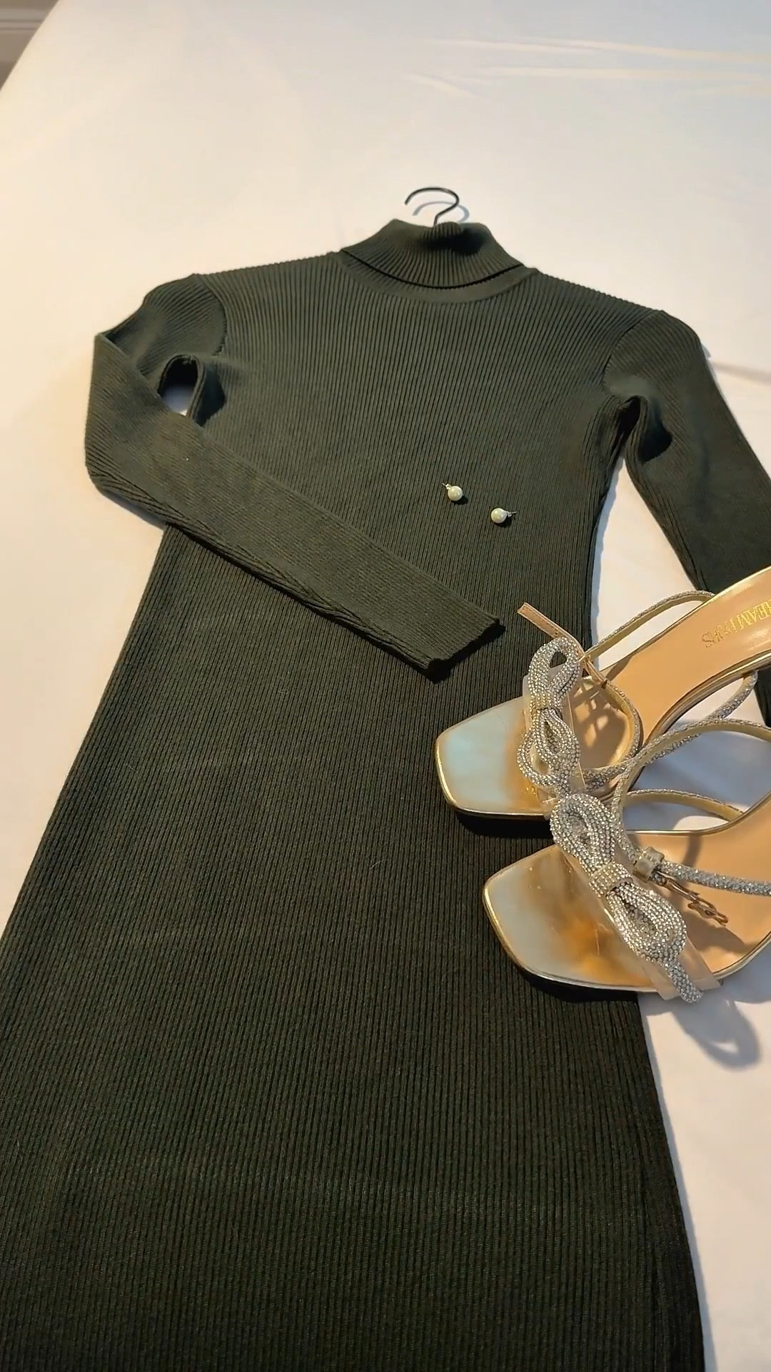 Fall wedding guest look unlocked 🍂🤍 ribbed dress & pearls & heels for a chic and timeless look 💅🏻

#FallWeddingStyle #WeddingGuestLook #FallOOTD #EffortlessChic #StyleInspo

#LTKWedding #LTKFindsUnder50 #LTKSeasonal