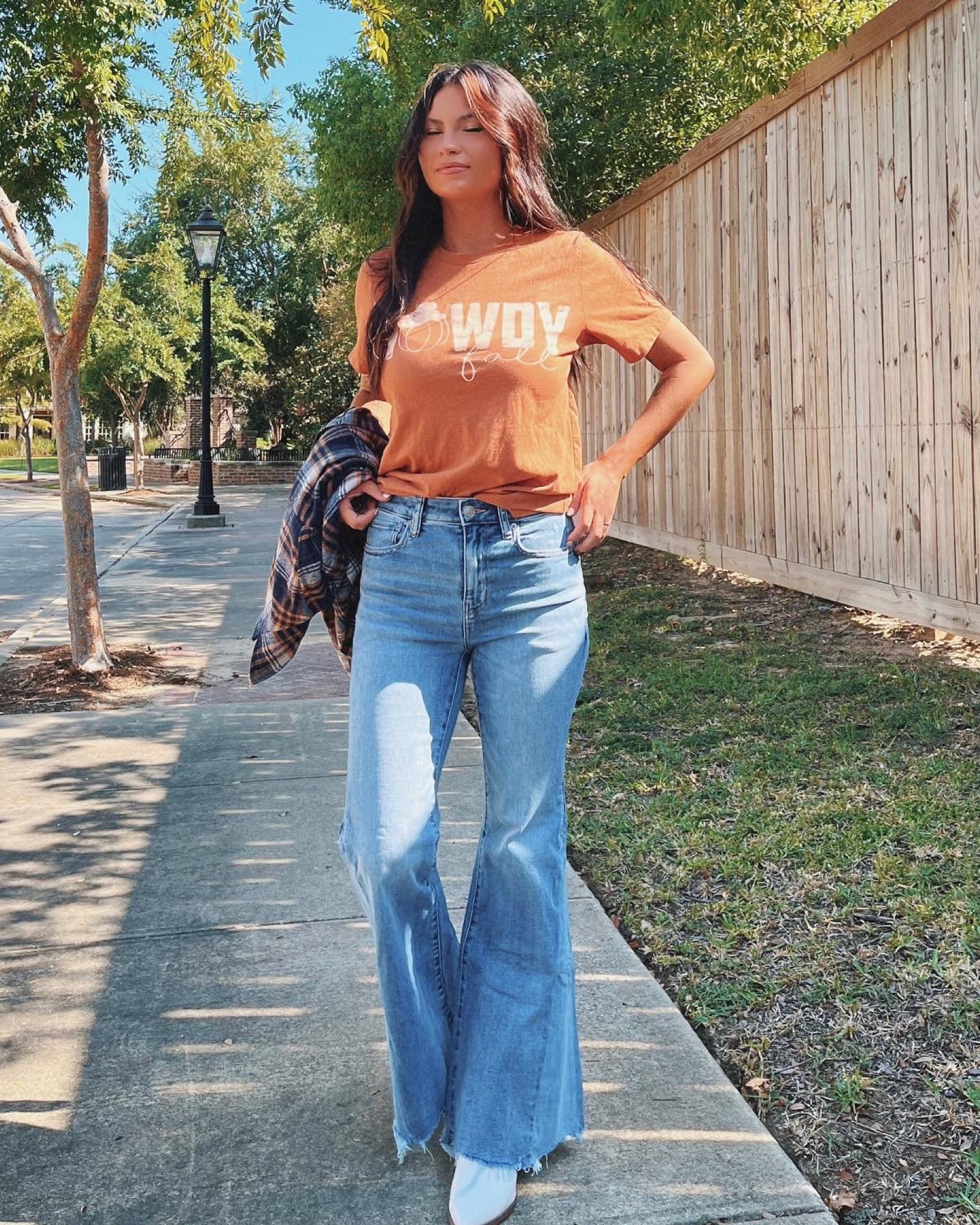These light wash flares go so well with ANYTHING! Paired them with my howdy fall graphic tee & western boots



#LTKunder50 #LTKstyletip #LTKSeasonal