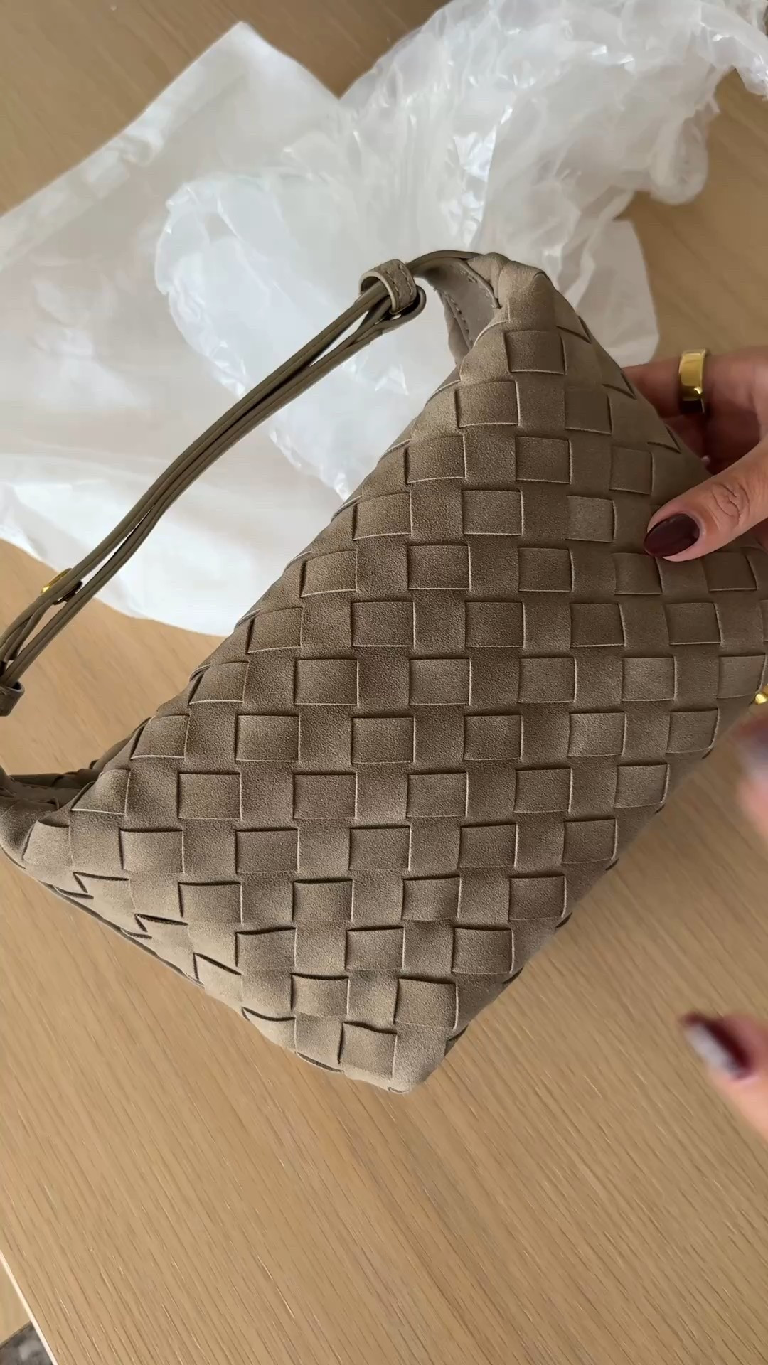 Loving this gorgeous designer inspired suede hobo bag that I found on Amazon for under $40! It is such a gorgeous bag for fall and I love that the strap is adjustable. This color is called pine tea 🍂✨🤎

#SuedeBag #DesignerInspiredHandbag #Handbag #Bottega #Suede #Purse #FallHandbag #FallPurse #Amazon #AmazonFind

#LTKSeasonal #LTKFindsUnder50 #LTKItBag