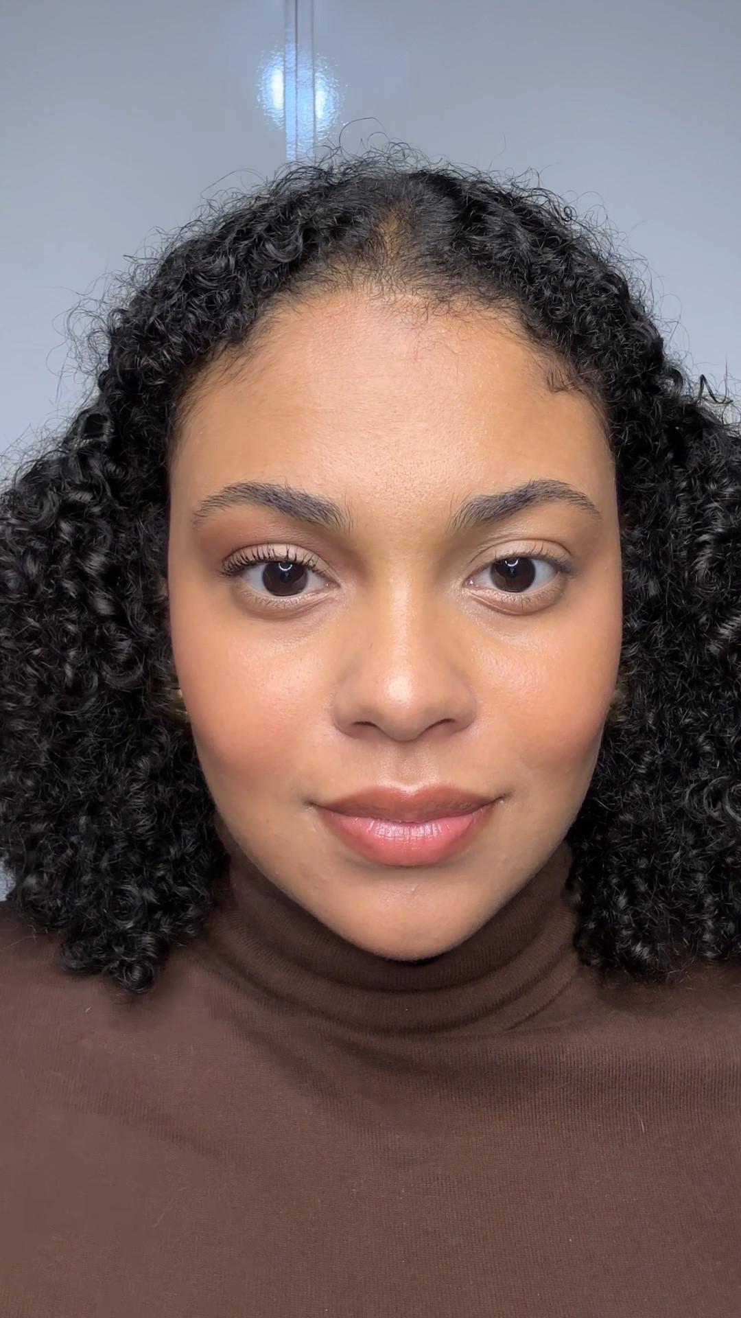 Tutorial de um olho esfumado muito fácil para valorizar o seu olhar e sua maquiagem! Quero ver todo mundo reproduzindo, hein? •e
Produtos usados:
• Paleta Orange 
• Máscara de Cílios Selfie
• Corretivo Under Eye 

#LTKbrasil #LTKbeleza