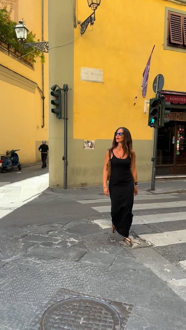 You may already have a version of this timeless dress in your wardrobe. Take a cue from this beautiful Florentine woman and style it with a straw tote, your favorite flats, a red lip and sunglasses. 💋😎💋