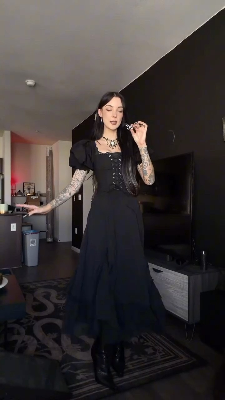 styling myself as mary sibley from salem 🧹📕🕯️ I think I will probably keep posting episodes of this series beyond Halloween, if yall don’t mind?! 

@selkie dc is aussiedomxo 

Gothic glamour, dark feminine energy, horror fashion, salem tv show, witch core, witch trials, historical history, period drama, witchy aesthetic, witchy fashion