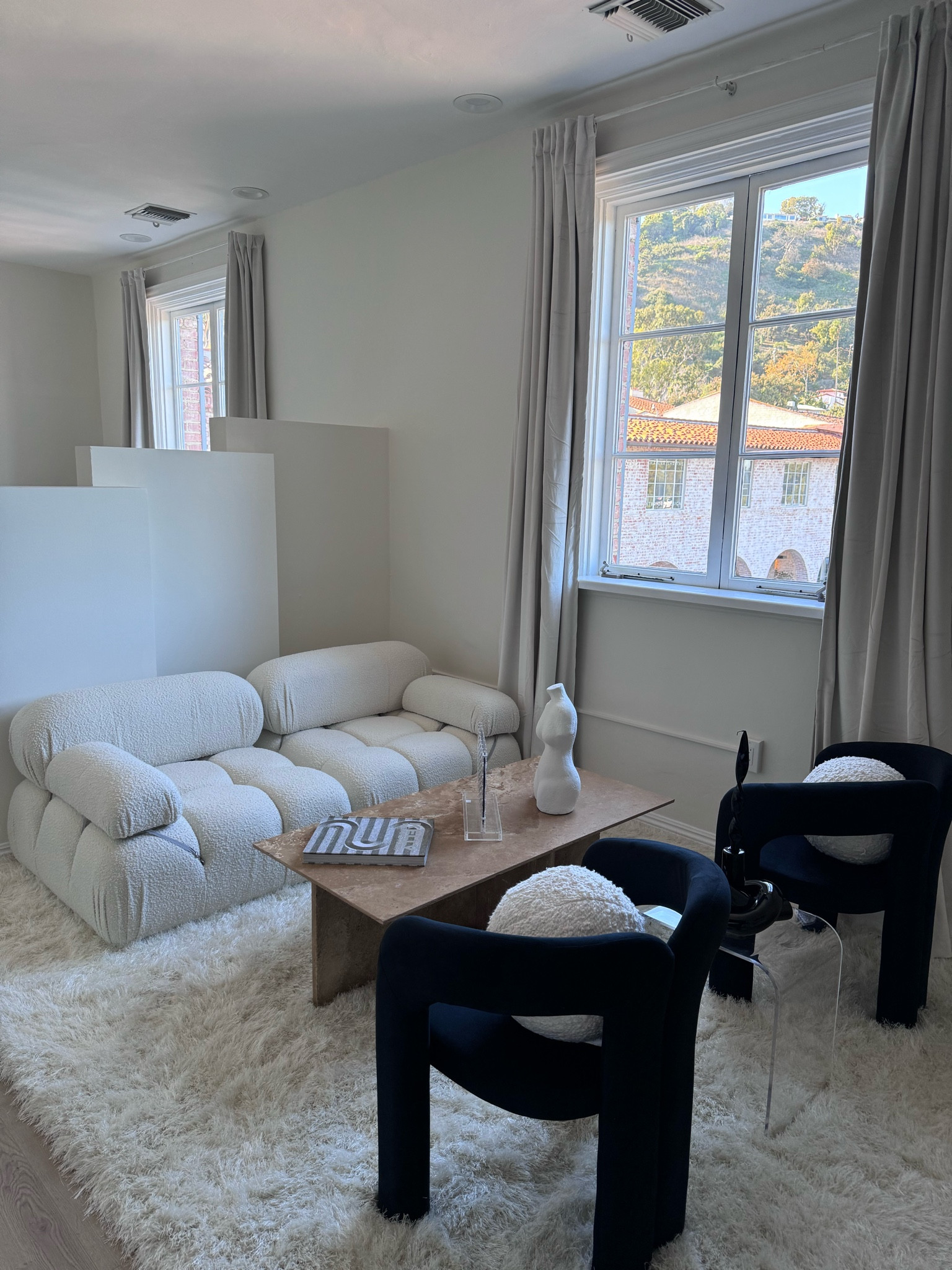 my secluded office suite 🖤

#LTKFindsUnder50 #LTKWorkwear #LTKHome