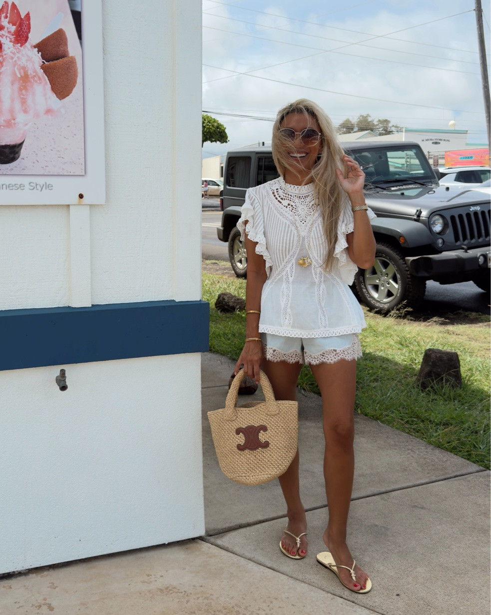 Omg these shorts!!! Wearing an xs top and shorts. If this top is still in stock and I’m sale, RUN AND BUY ONE. ASAP!!!

#LTKootd #LTKPetite #LTKSeasonal