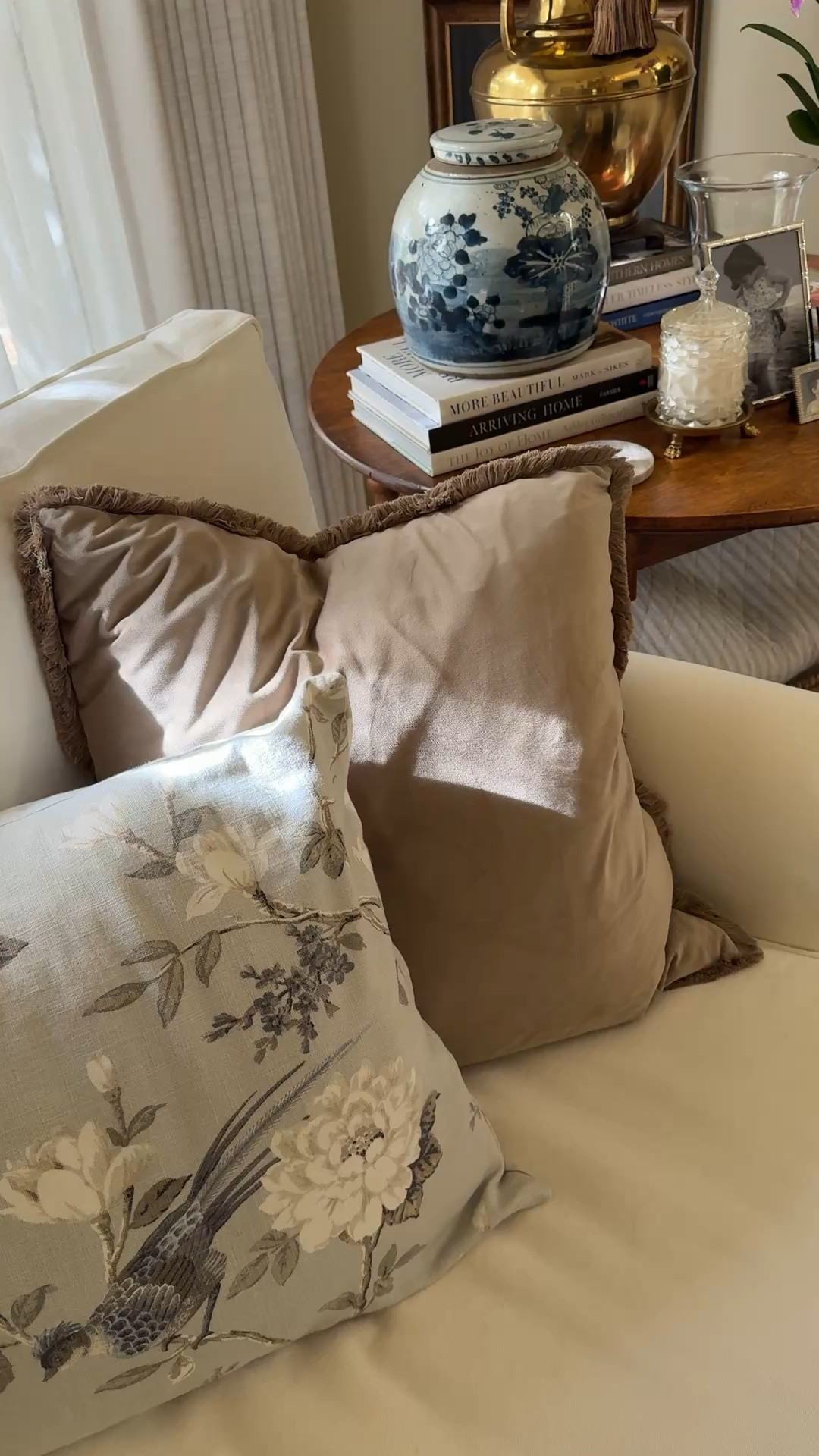 Pillow covers I love.

Throw Pillow Cover. Living Room. Bedroom. Ginger Jar. Blue & White. Classic Interiors. LavenderRoseHome.

#LTKHome