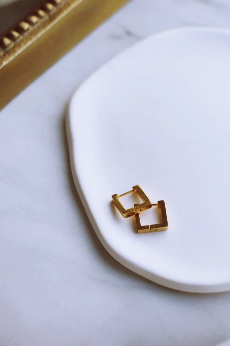 SIA SQUARE HOOPS IN GOLD (18K GOLD PLATED & WATERPROOF) | raëliv