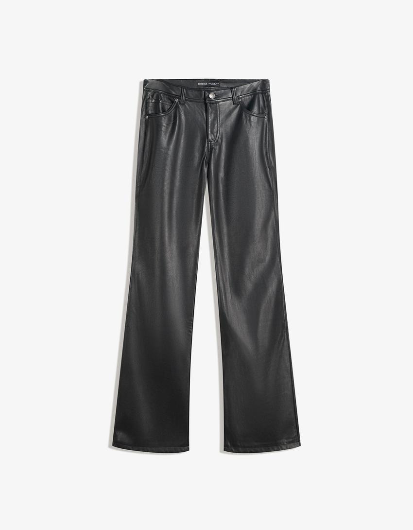 Bootcut-Hose aus Kunstleder - Hosen - Damen | Bershka DE