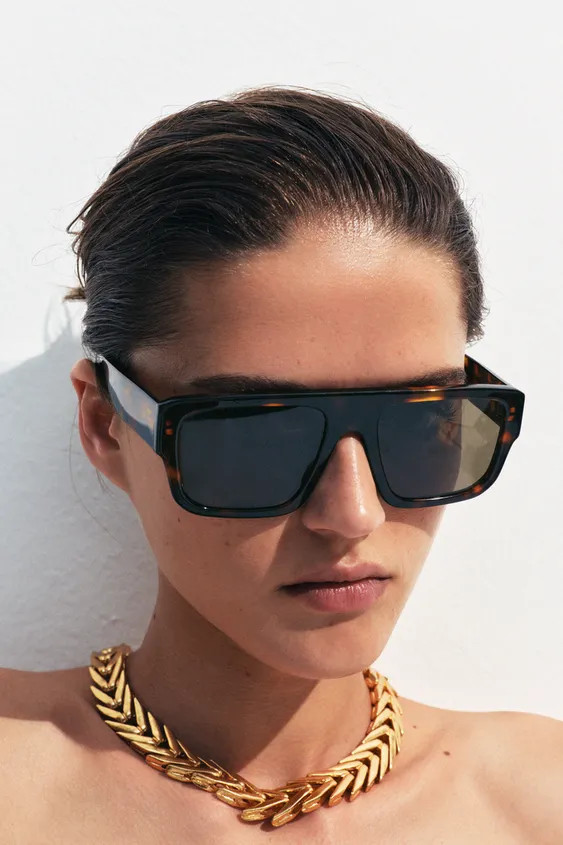 Chain-style necklace with embossed metal pieces. Clip closure. | Zara US