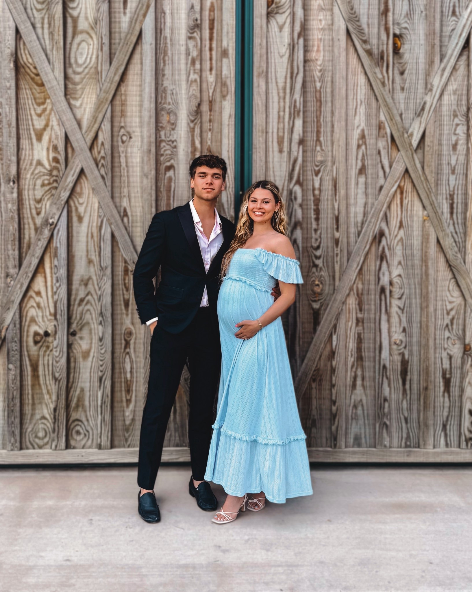 this beautiful maternity dress 😍