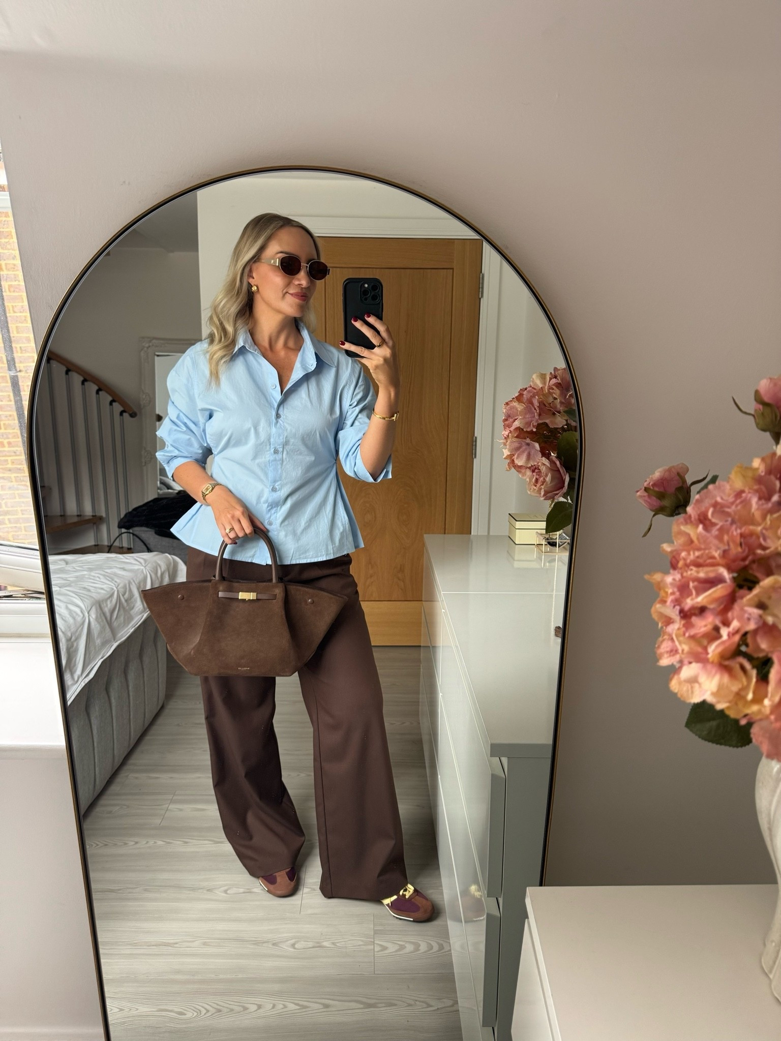 A smart casual workwear outfit idea 🫶🏼

I’m wearing a size S in the waisted shirt and a medium in the trousers
