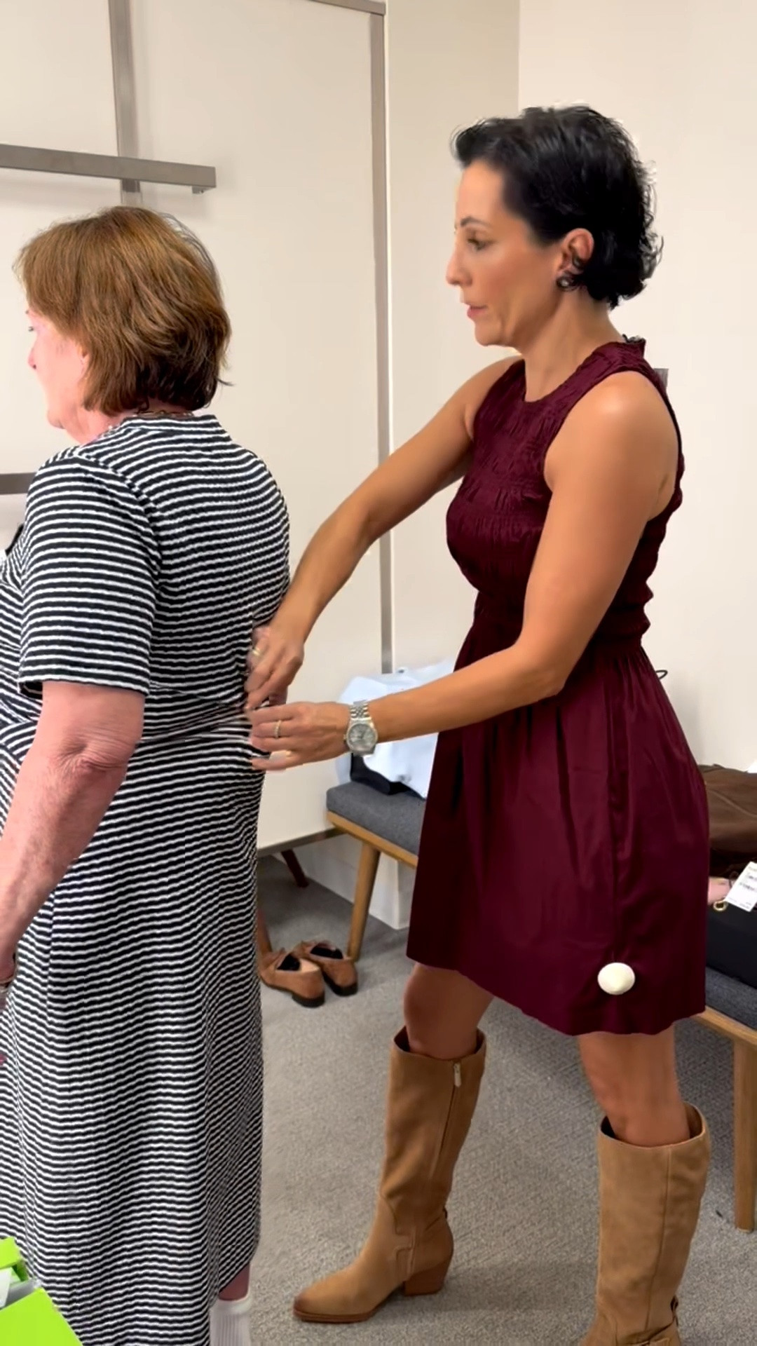 You never know who’s listening… 💛 A sweet lady overheard me talking about fit and fabrics, asked for help, and we ended up having a styling session in the dressing room 😉