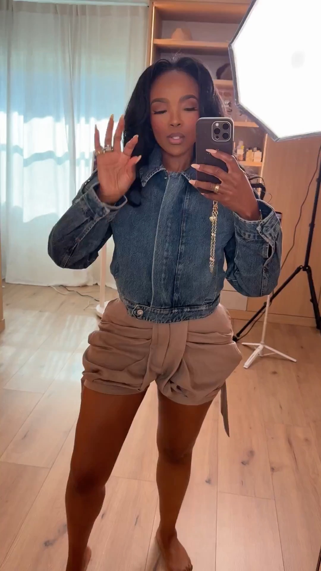 Scroll to shop this chic casual combo for spring and summer 🤎

This cropped denim jacket paired with ruched high-waisted shorts. Perfect for casual days, brunch, running errands, or weekend outings.

📏 Measurements: 5’4”, 140 lbs, 34D bust, 27” waist, 40” hips 
  

